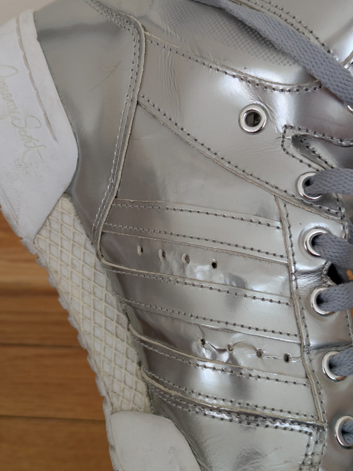 Adidas Jeremy Scott ” Missing Wings” Metallic Silver S77798 Size 8.5 US Sneakers