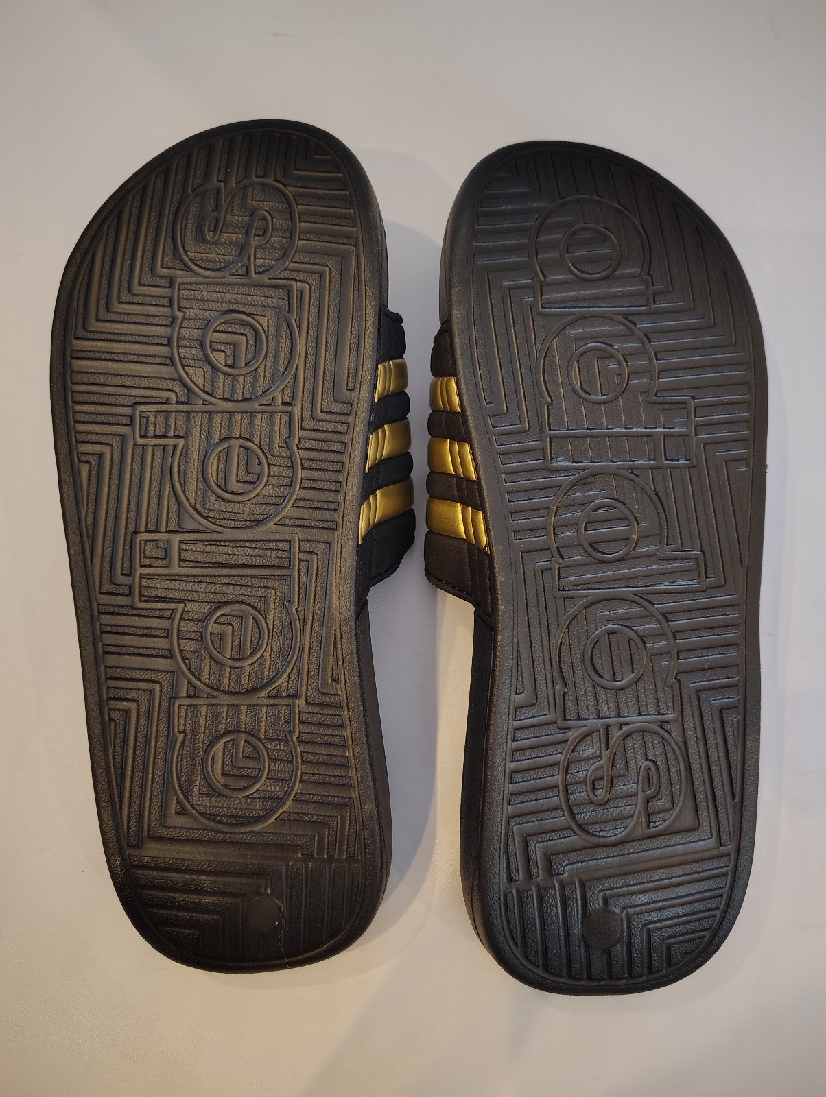Adidas Adissage Massage Slides – Men’s Size 8 – Black & Gold