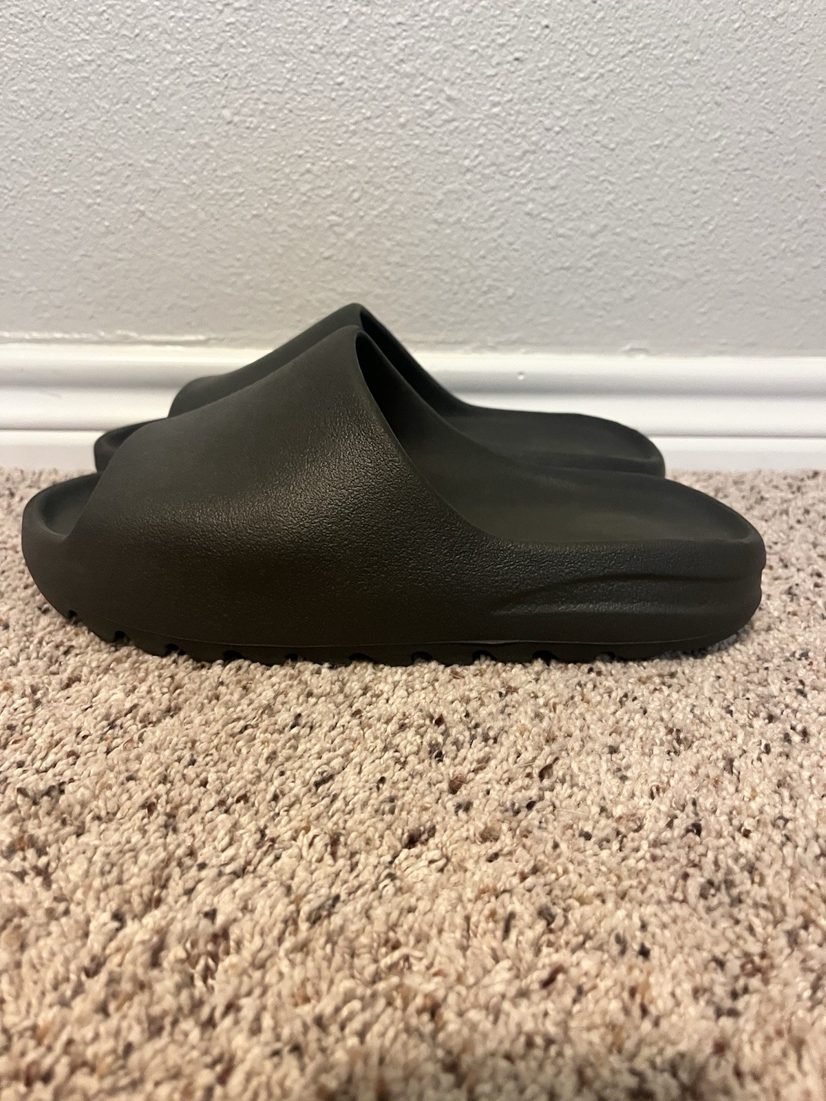 Adidas Yeezy Men’s Black Slide Slightly Used Good Condition