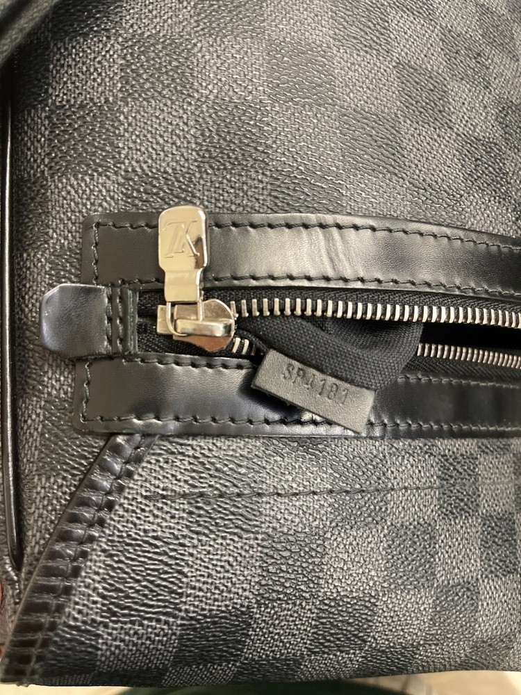 Louis Vuitton District Messenger Gm Please Read* Signs Of Heavy Wear 5.5/10
