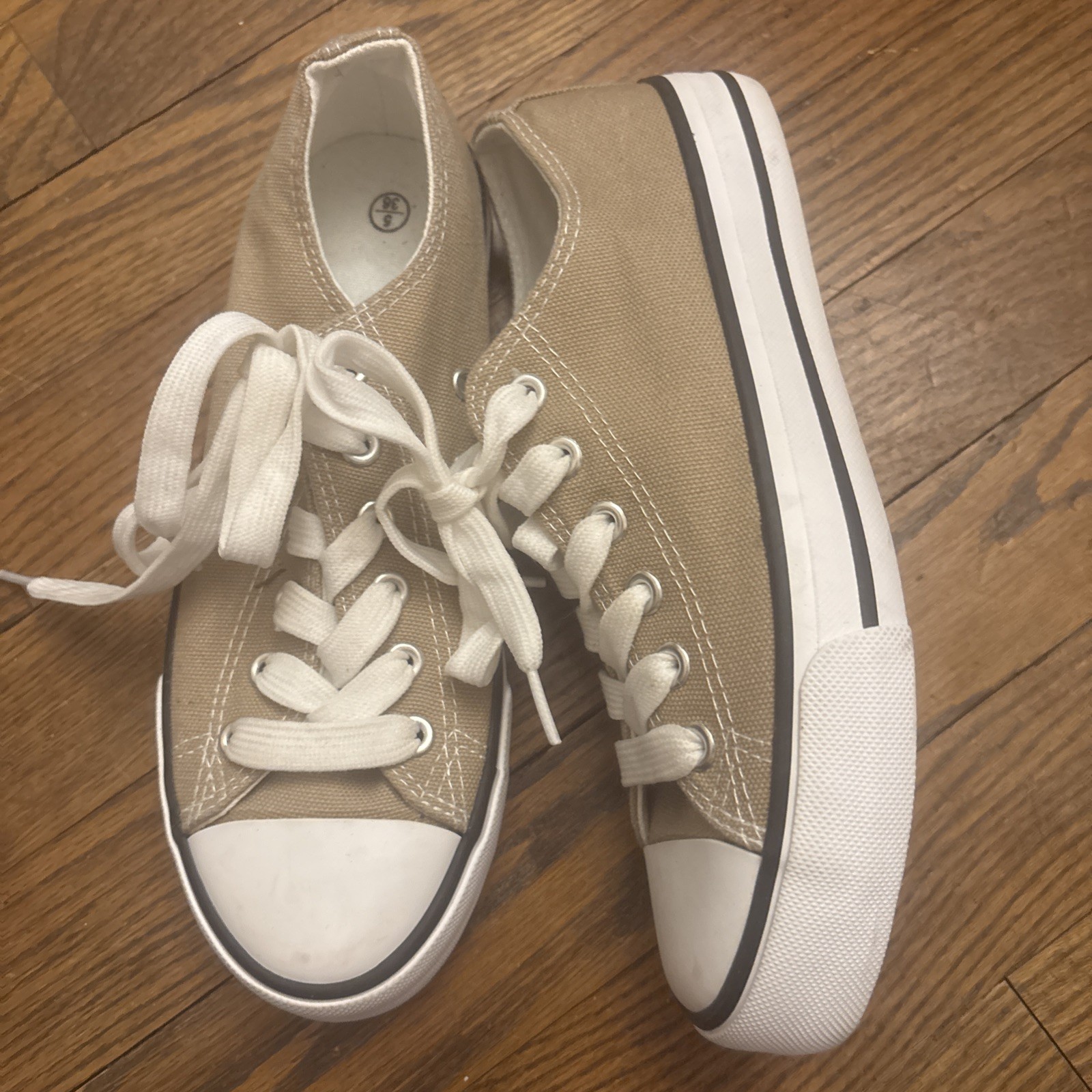 NWOT Women’s Lace Up Tan Canvas Tennis Shoe All Season 5