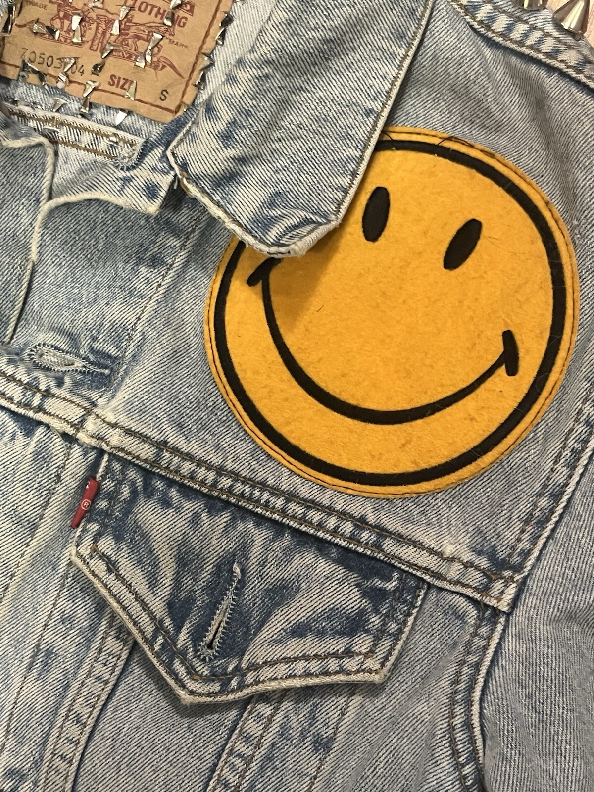 vintage LEVI’S Studded SPIKES Custom Jean Jacket SZ SMALL PATCHES PEACE SIGN 🙂
