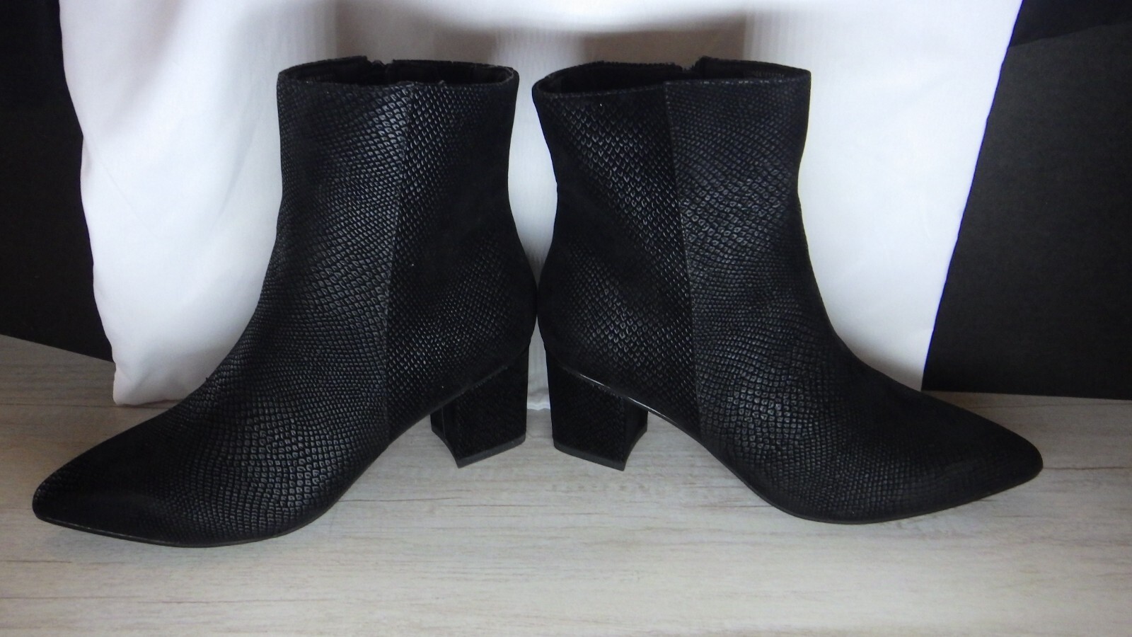 NEW IN BOX COMFORTVIEW SIZE 8W FAUX SUEDE 2.25″ BLOCK HEEL LORELI ANKLE BOOTS