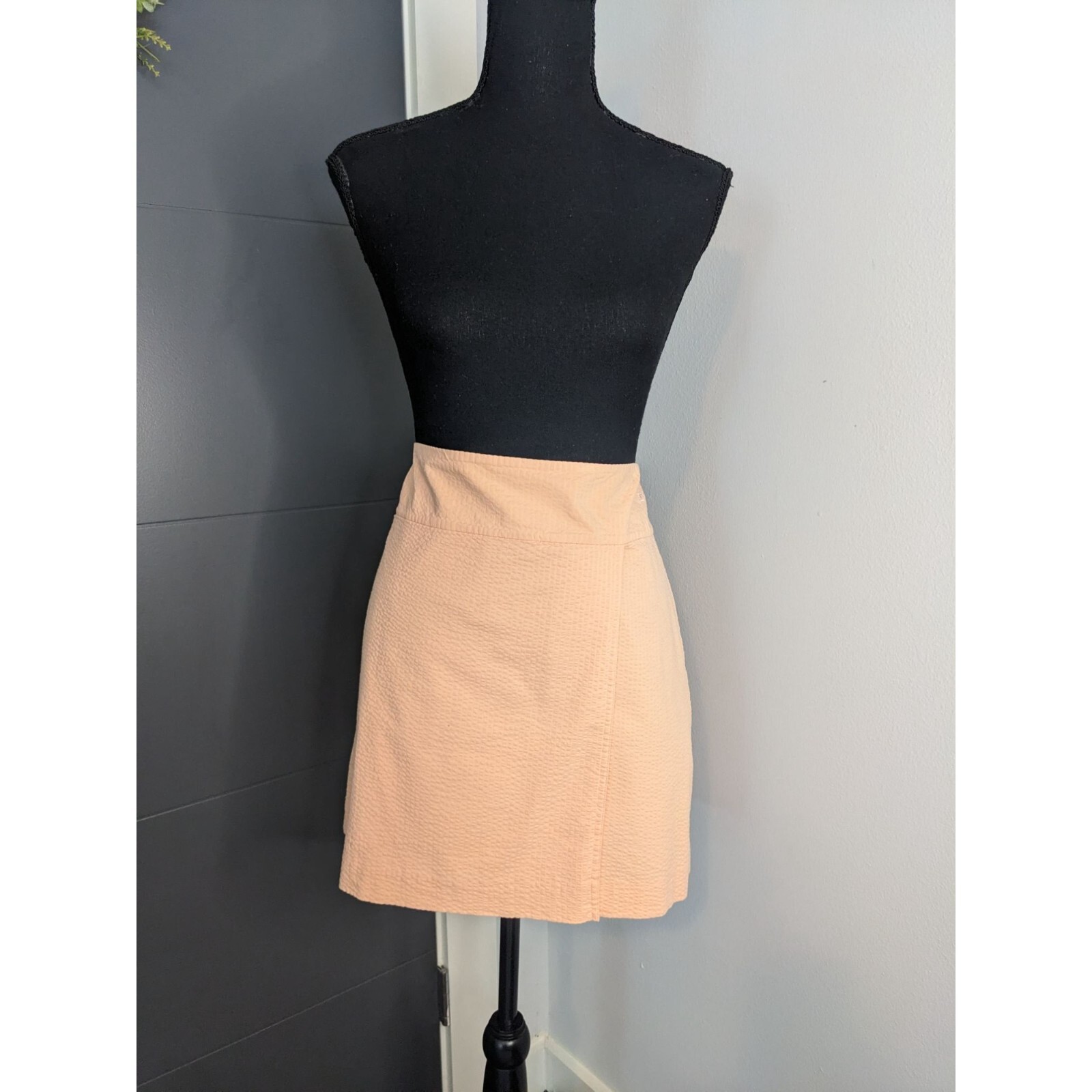 Vineyard Vines Women’s Peach Seersucker Faux Wrap Mini Skirt in Pink Shell – 14