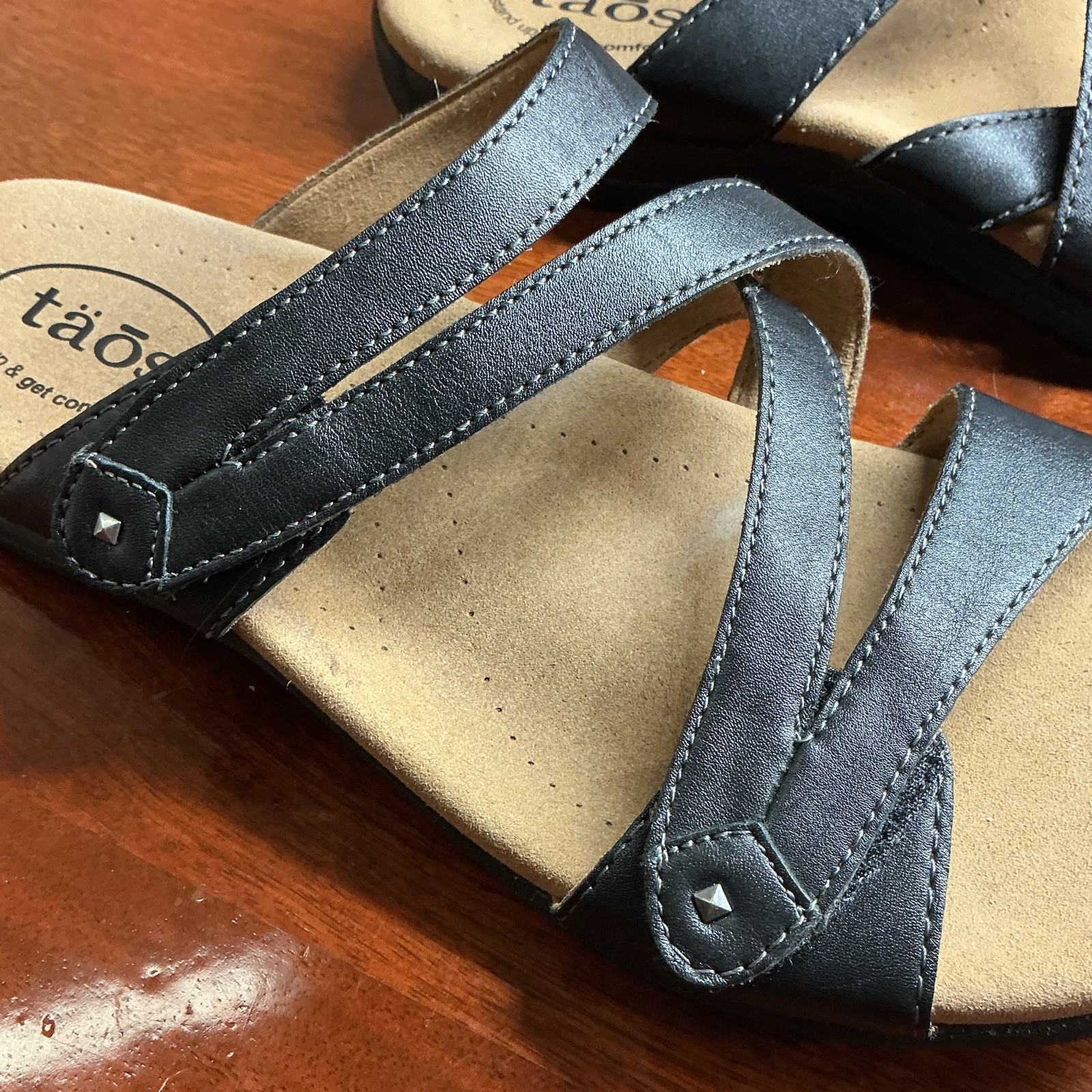 Taos Womens Strappy Slip-On Sandal Leather Black/Beige Quiet Luxury Casual US 10