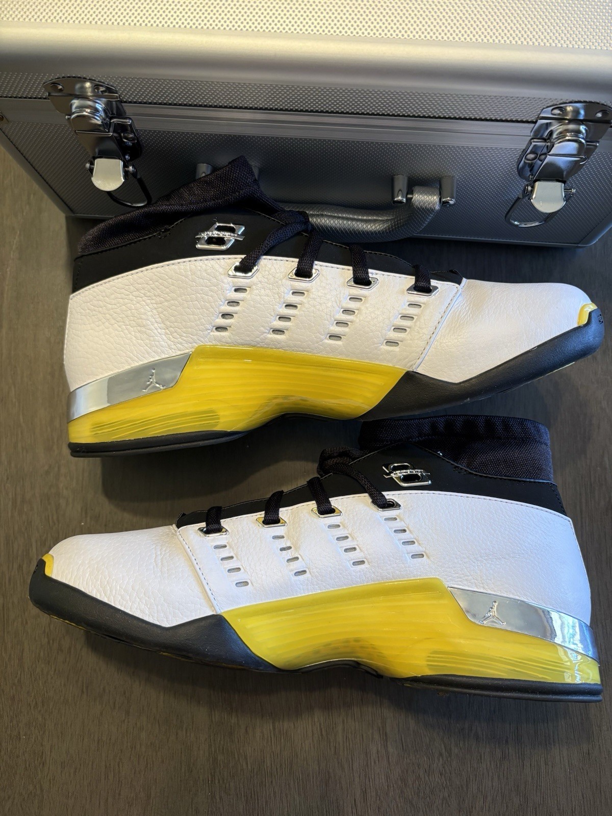 Air Jordan 17 Retro “LIGHTNING” 2024 – Size 10.5
