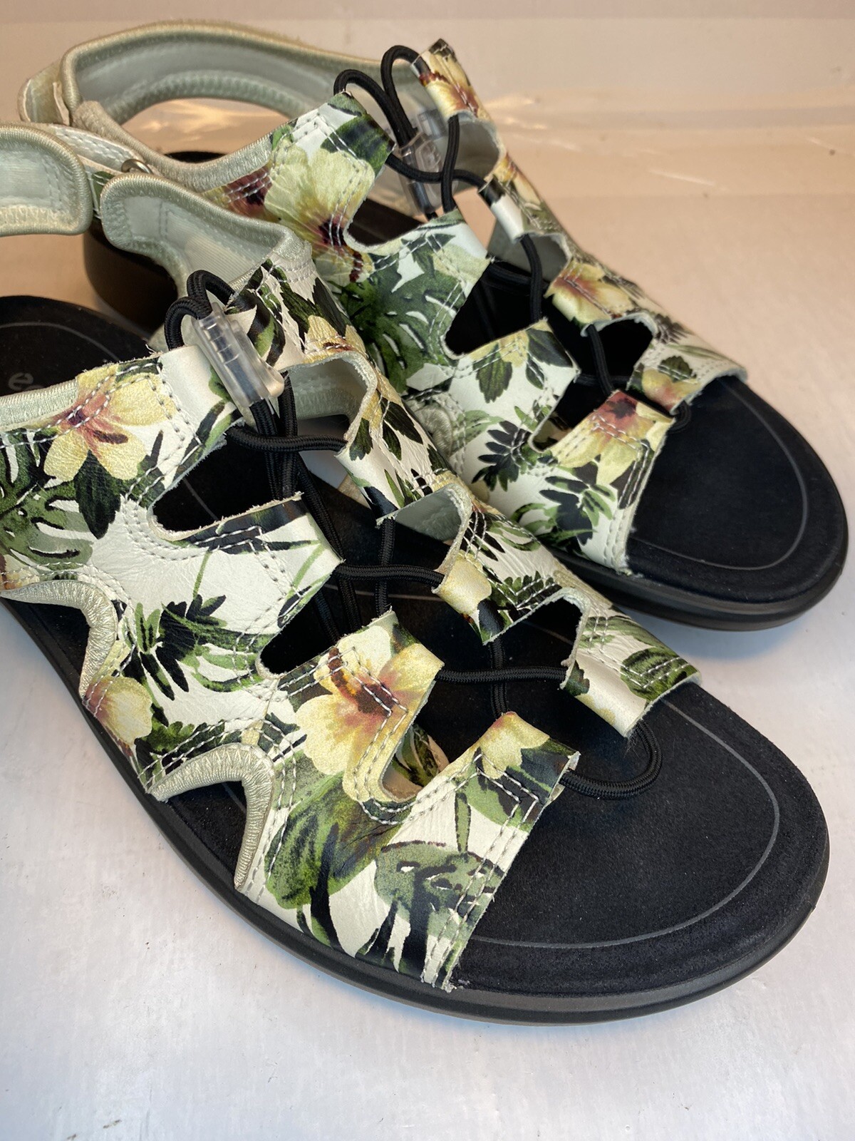 ECCO SOFT 5 Women’s Sandals Size 7 US /38 Cream Floral Toggle Laces Strap Back
