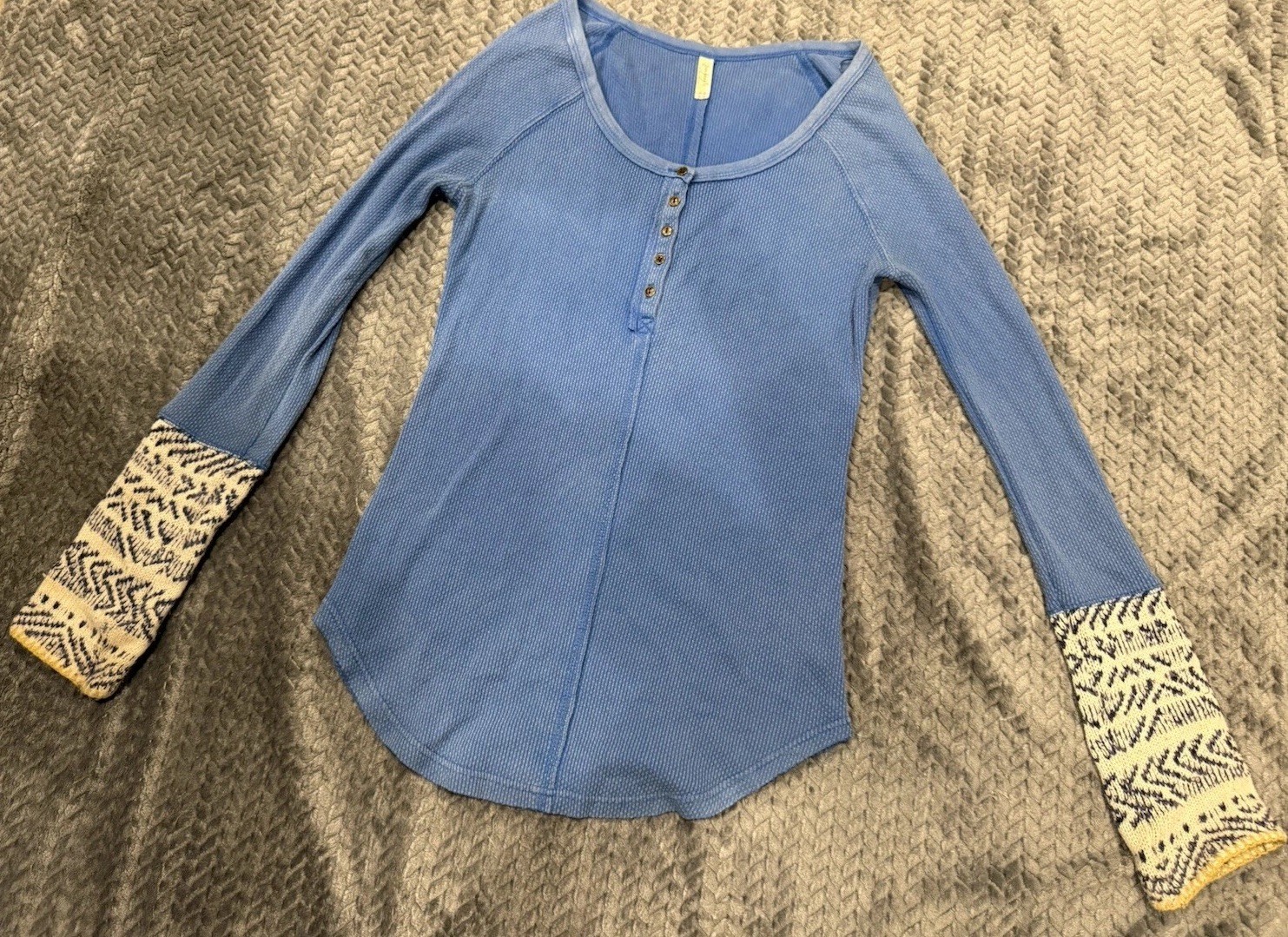 Free People “Alpine Cuff” Thermal Henley In Royal/Sky Blue L