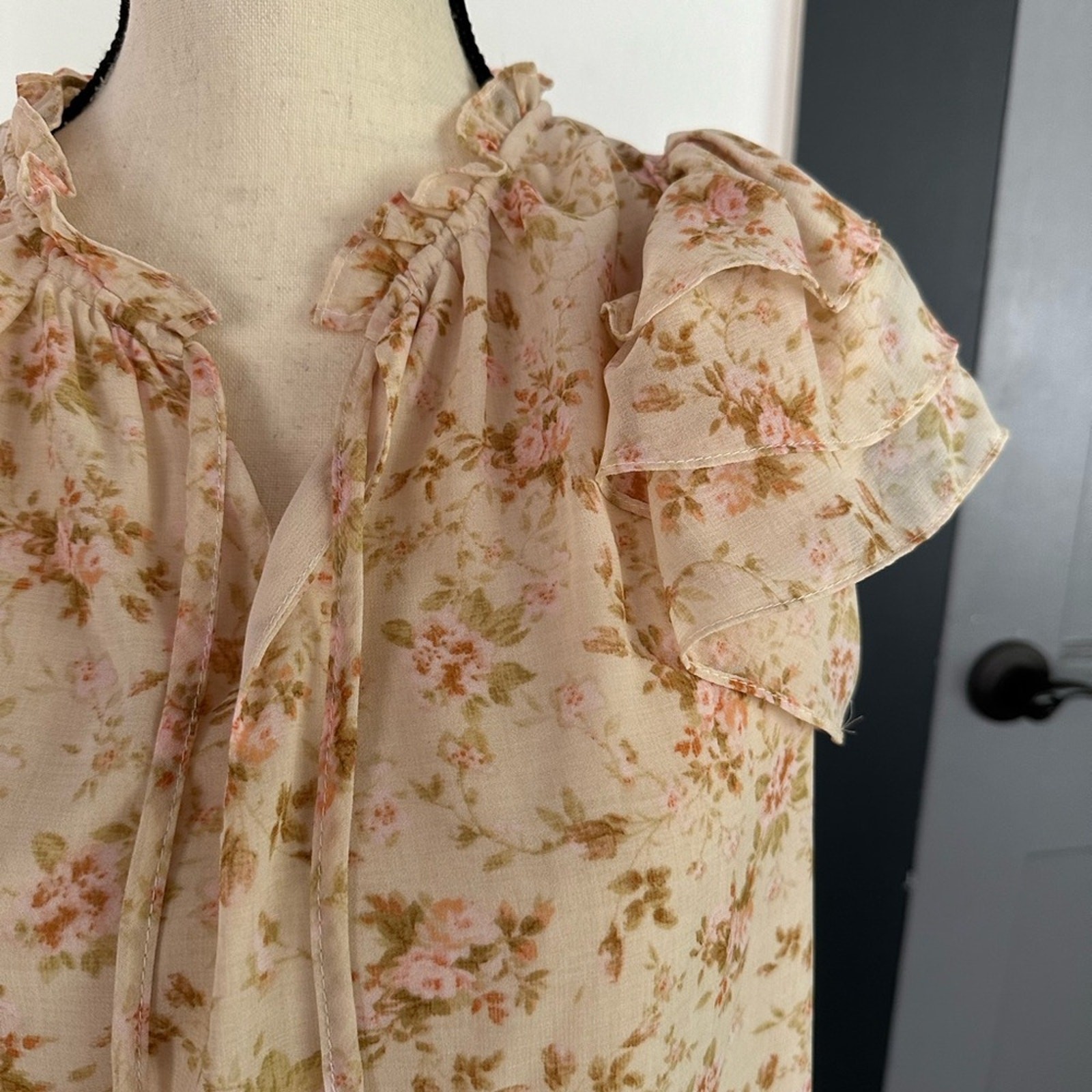 1 STATE Pink Flutter Sleeve Tie Neck Blouse Chiffon Ruffle Top Women’s Small