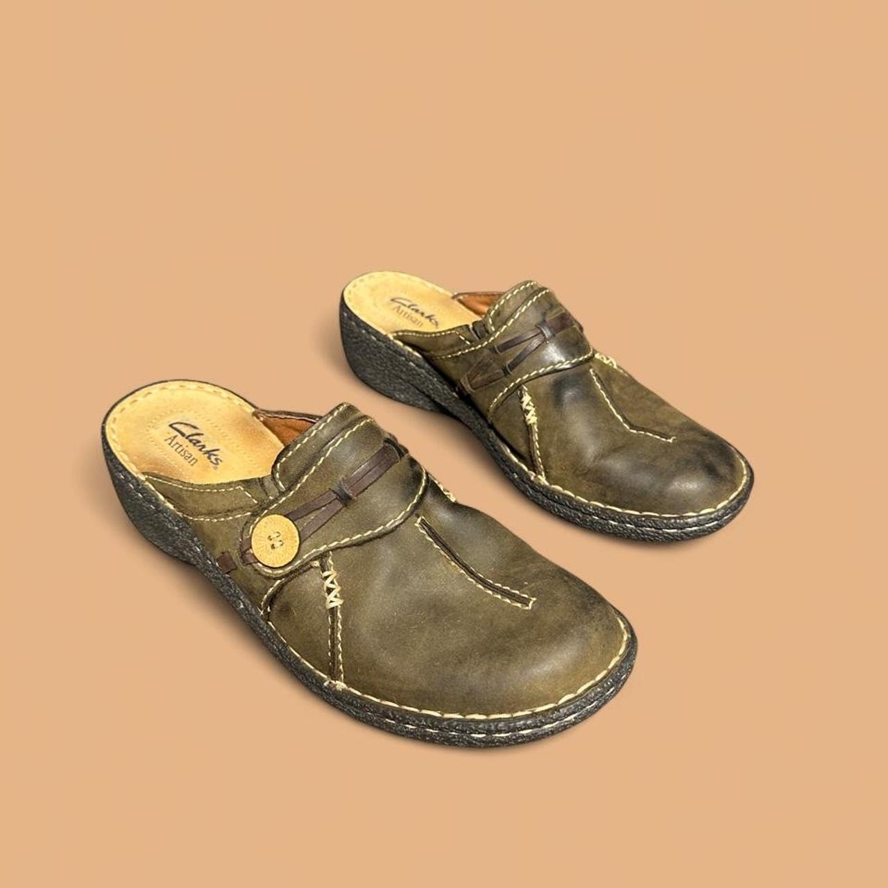 Clarks Artisan Olive Green Leather Mules Clogs Wooden Button Whimsygoth 8.5M