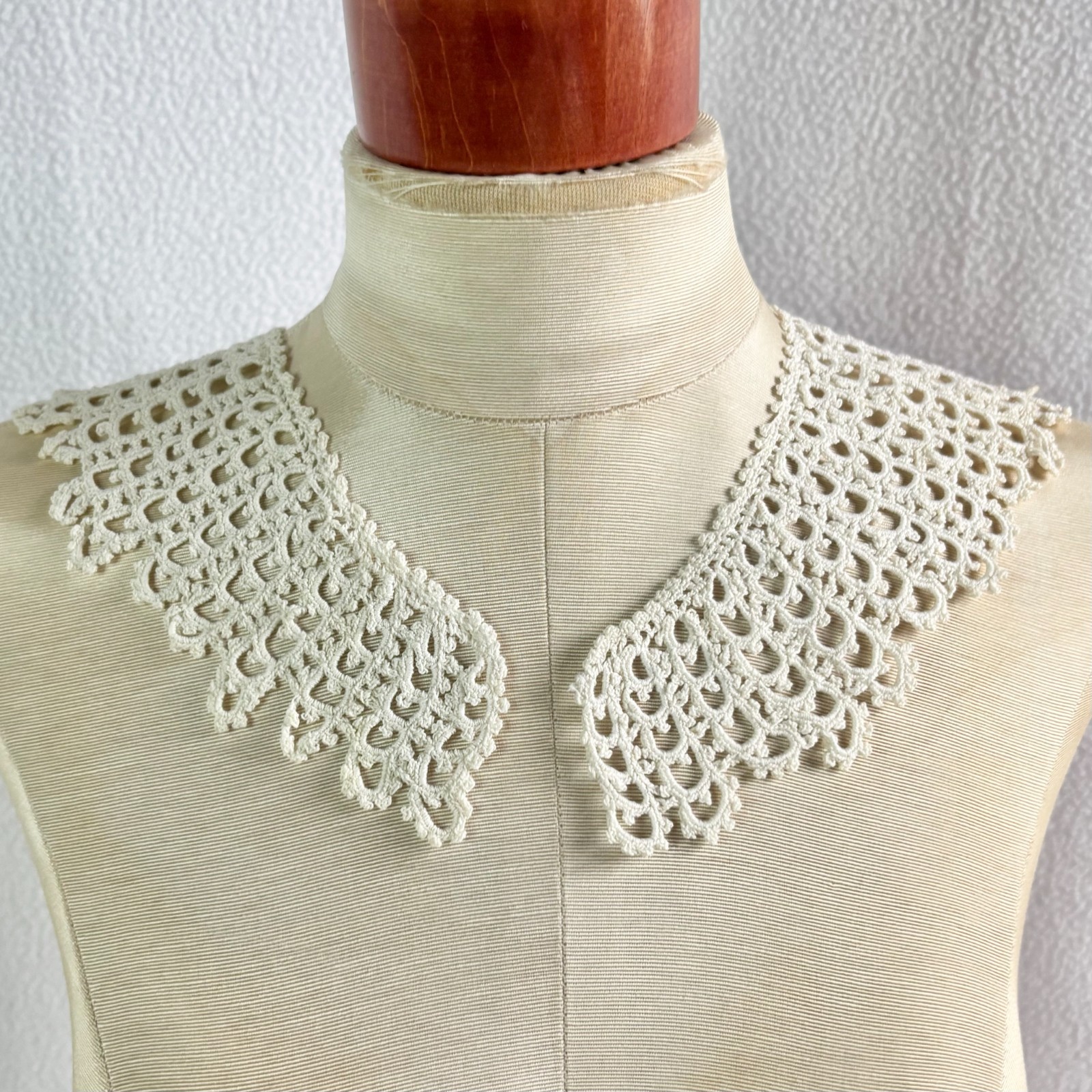 Vintage White Tatted Detached Collar