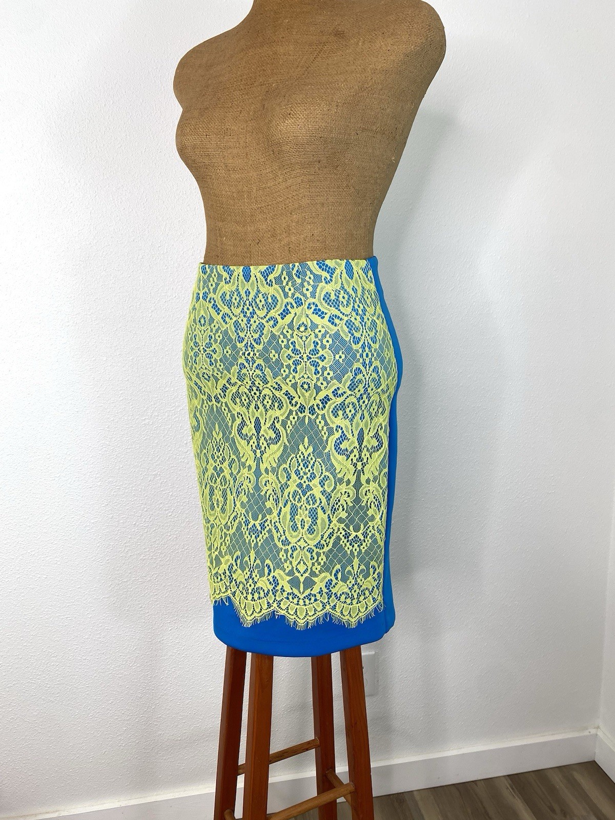 DO & BE Neon Blue Lace Overlay Pencil Skirt M Retro 80’s Madonna Style Nostalgia