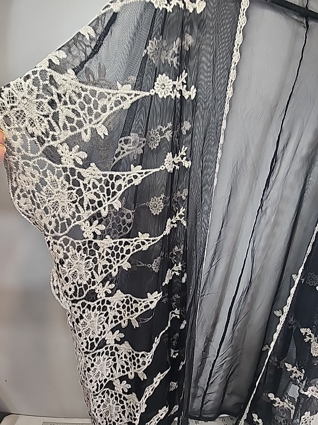 Time & Tru Women Black Ivory Scalloped Embroidered Lace Kimono Robe Cover-Up S M