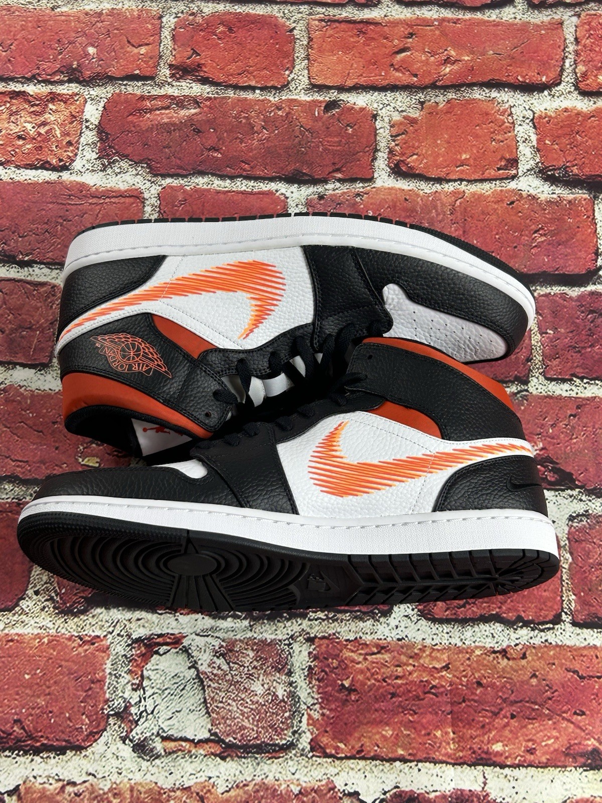 NEW Nike Air Jordan 1 Mid Zig Zag Swoosh Team Orange DN4929-100 Men’s Size 9.5
