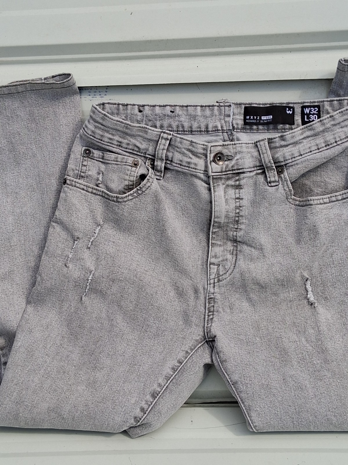 WXYZ NOMAD FIT RETRO MENS LIGHT GREY DISTRESSED JEANS SEMI ACID WASH SIZE 30 25