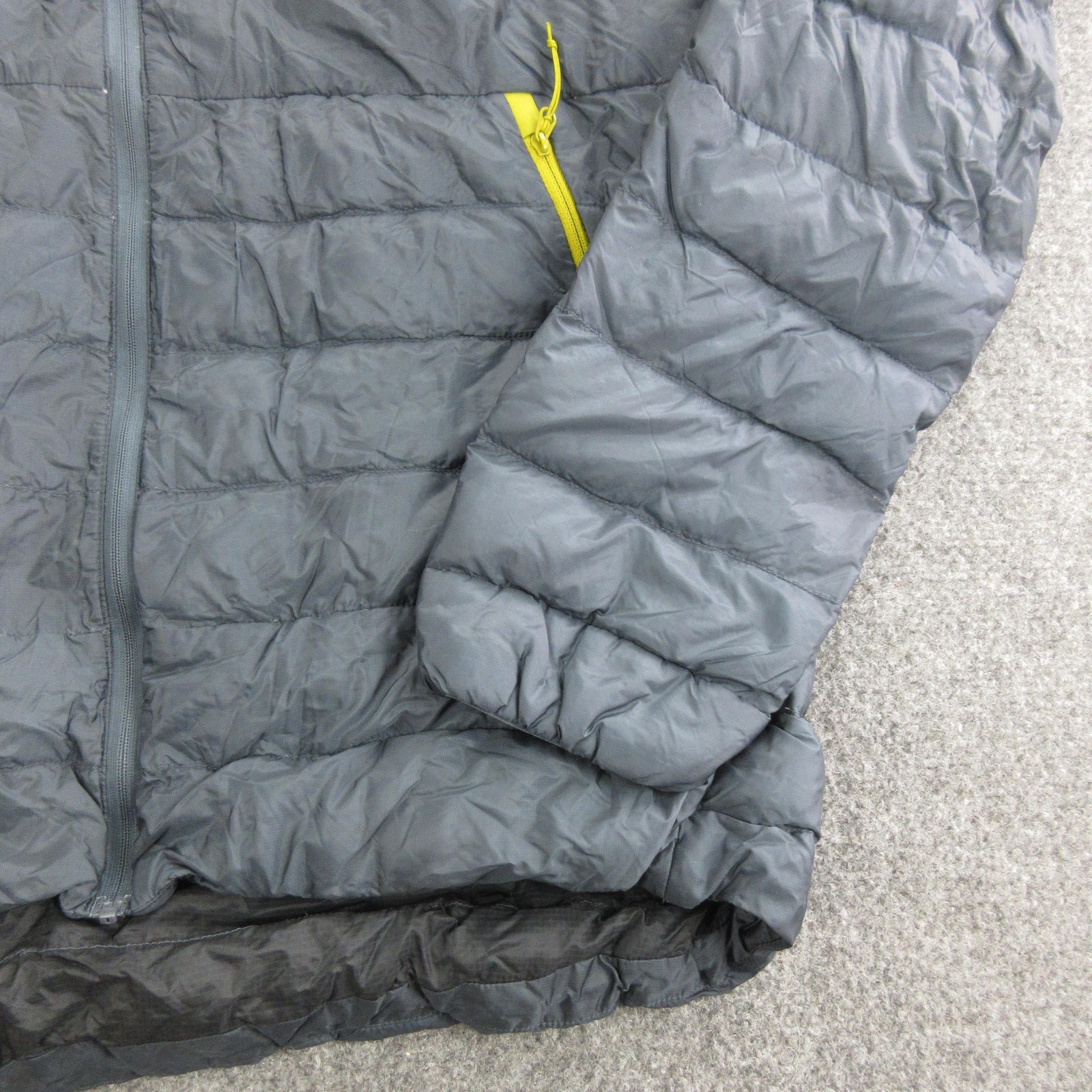 Arc’teryx Down Jacket Mens Medium Gray Hooded Full Zip Lightweight Puffer Hiking