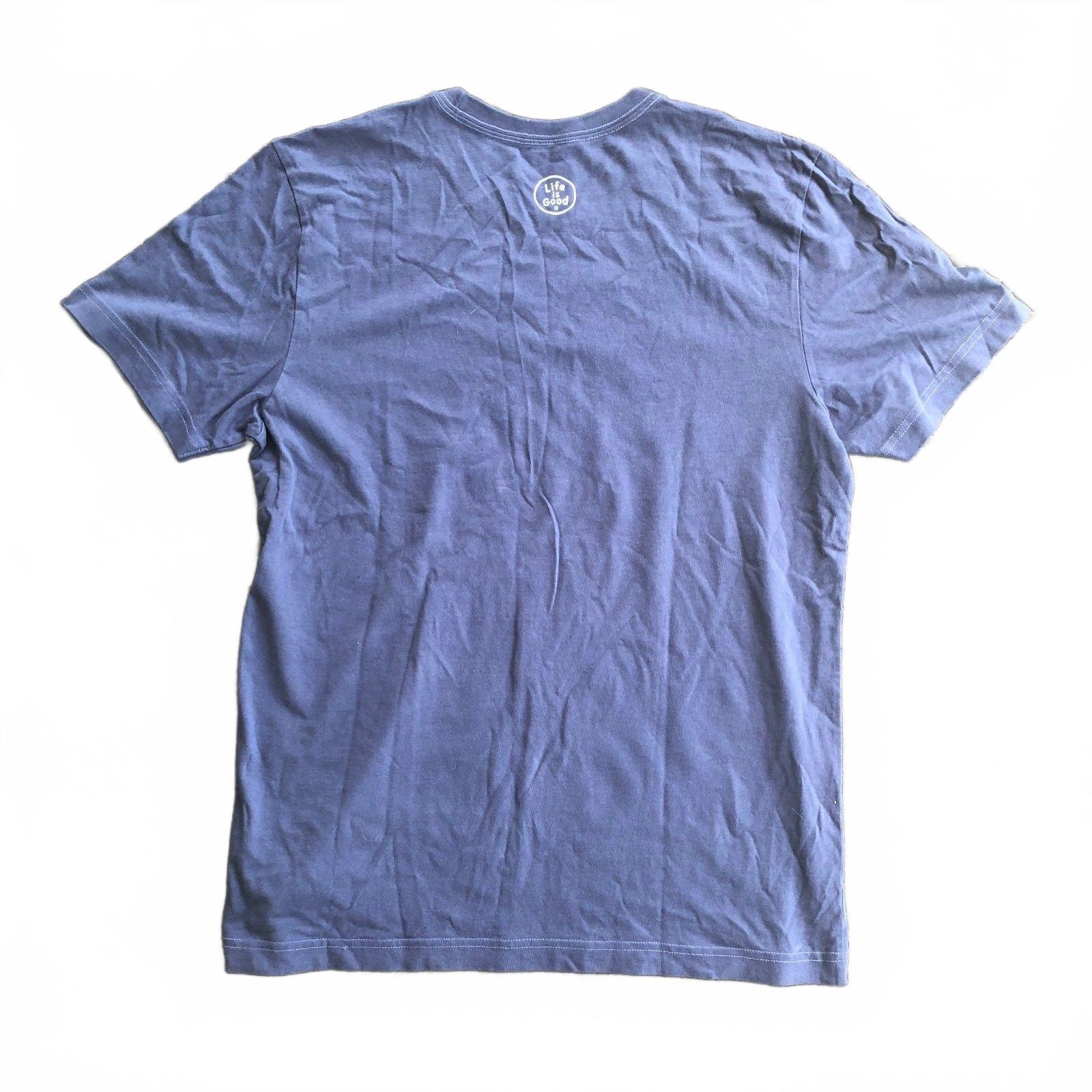 Life is Good Crusher Tee Classic Fit Medium Navy Blue Fishing Graphic T-Shirt