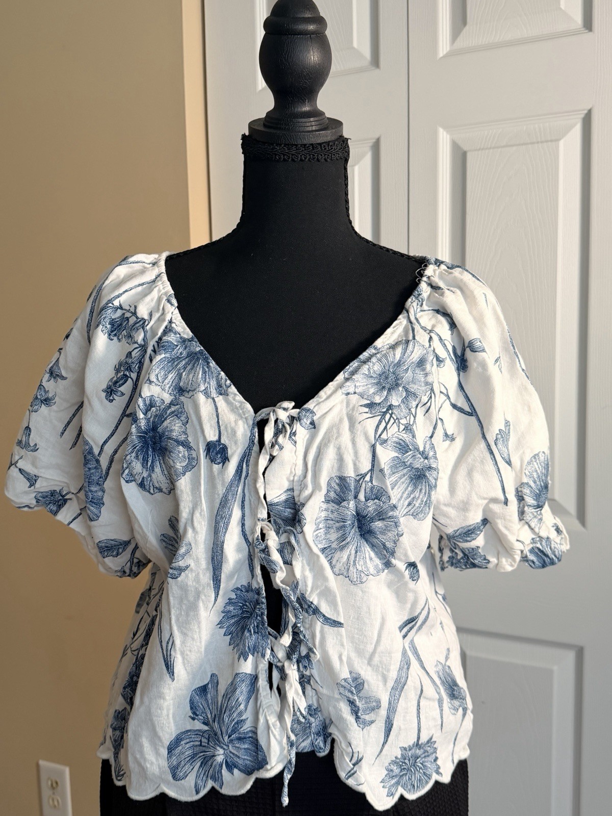 Rachel Zoe Peasant Blouse White/Blue Floral V-Neck Puff Sleeve Tie Front L