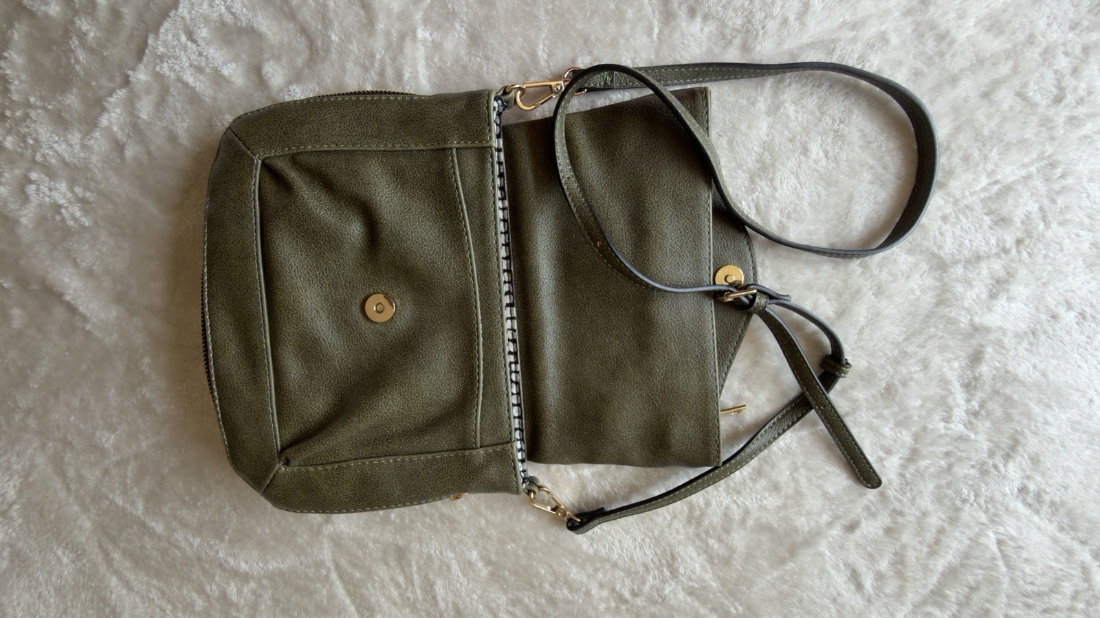 Mods Luxe Green Pebbled Geometric Crossbody Bag Gold Hardware Zip/Magnetic Strap