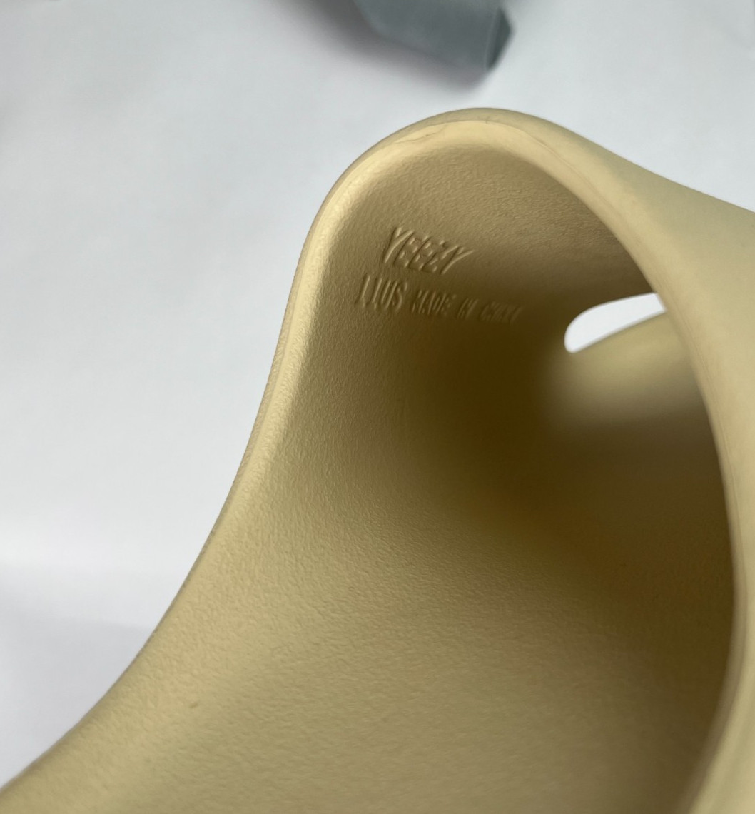 Adidas Yeezy Slide “Bone” NEW WITH BOX -FAST SHIPPING -Unisex FZ5897