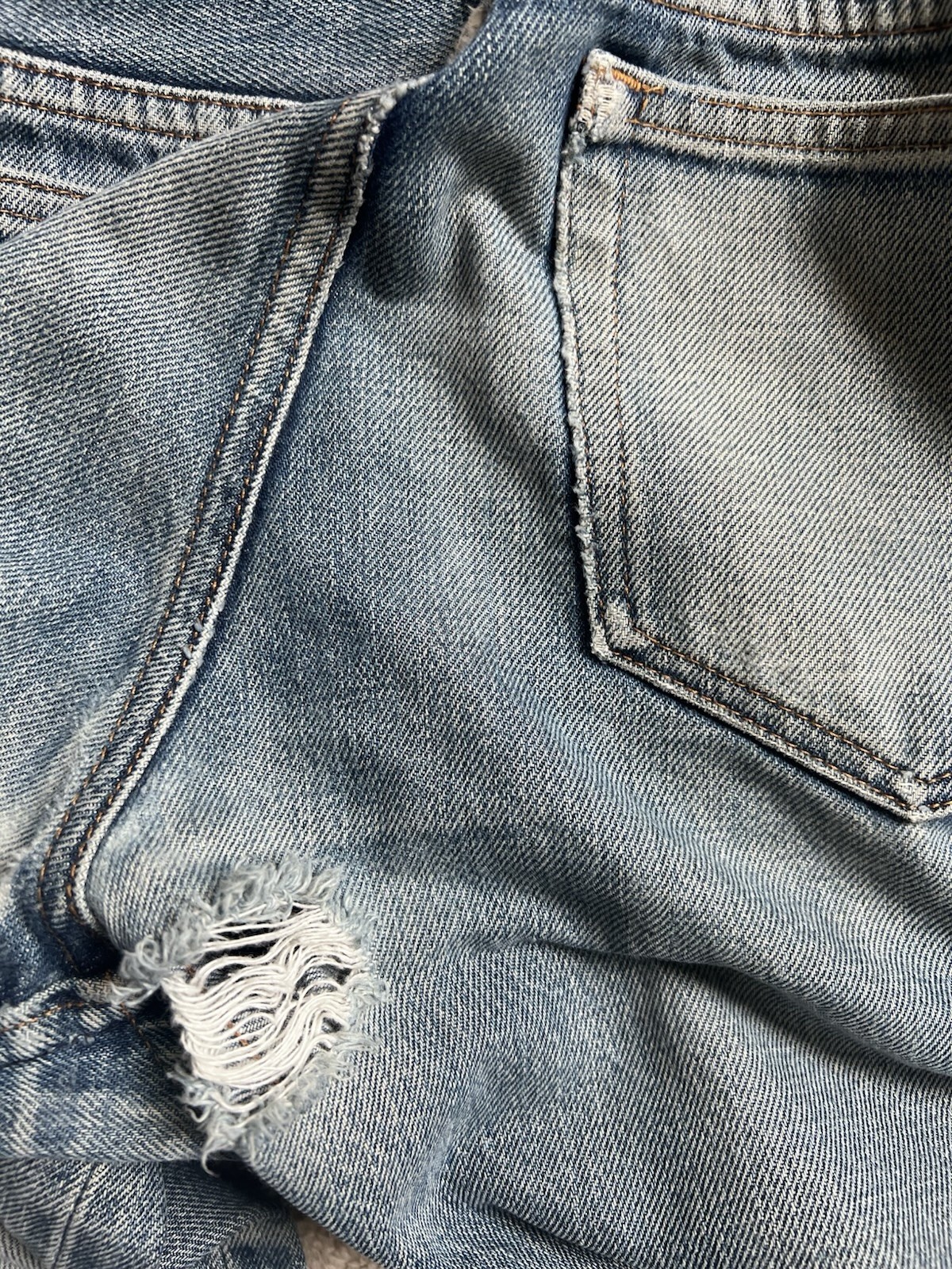A.P.C. Men’s Straight Fit Medium Wash Blue Denim Jeans Distressed Size 30