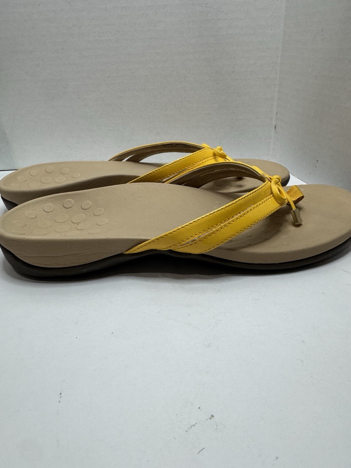 Vionic Bella II Yellow Patent Toe-Post Slip On Sandals Size 11 Bow Slide Comfy