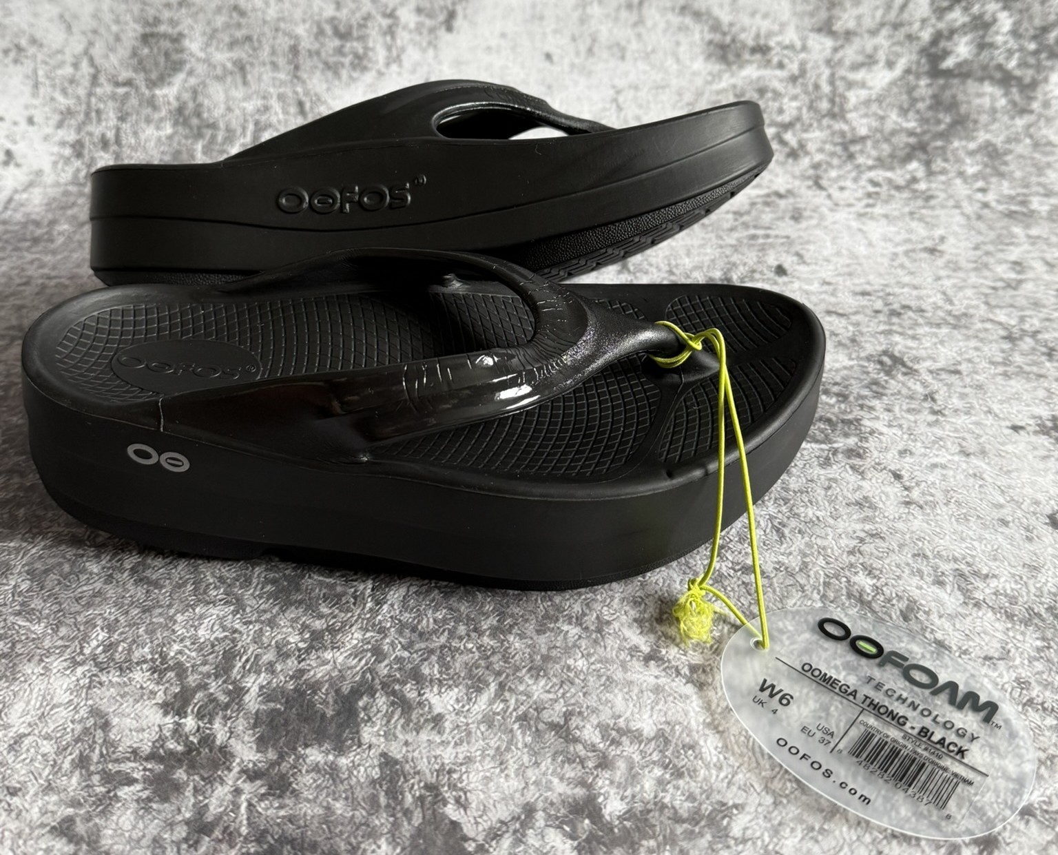 OOFOS Women’s OOmega Oolala Thong Sandal Black W6 EU37