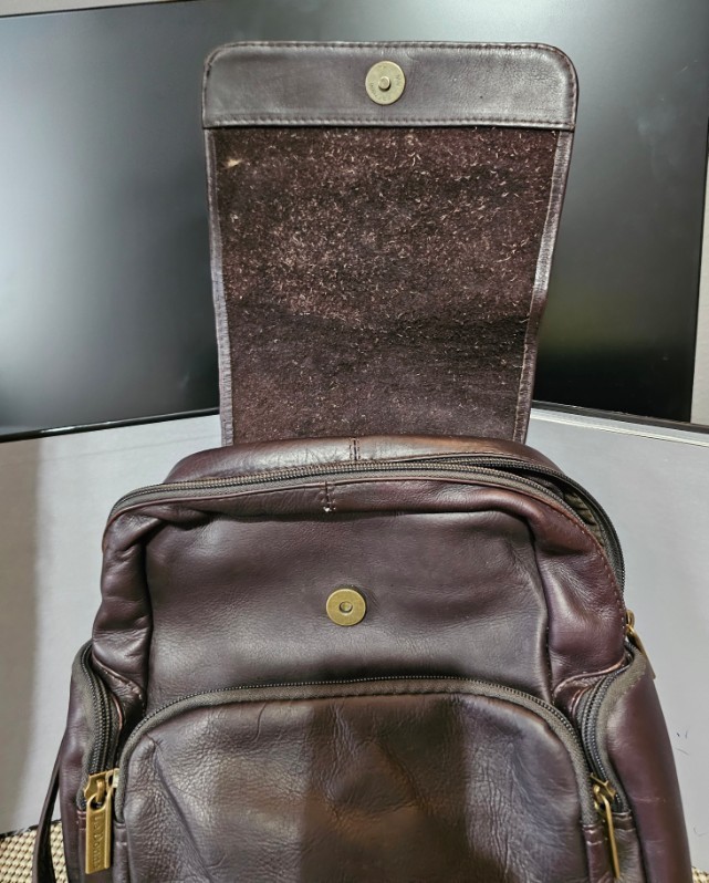 Le Donne Genuine Leather Backpack Bag Brown TR125. 5 Zip Pockets.