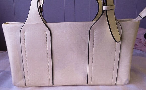 White Handbag Tote Bag ( Pre-Owned/ EXCELLENT CONDITION)