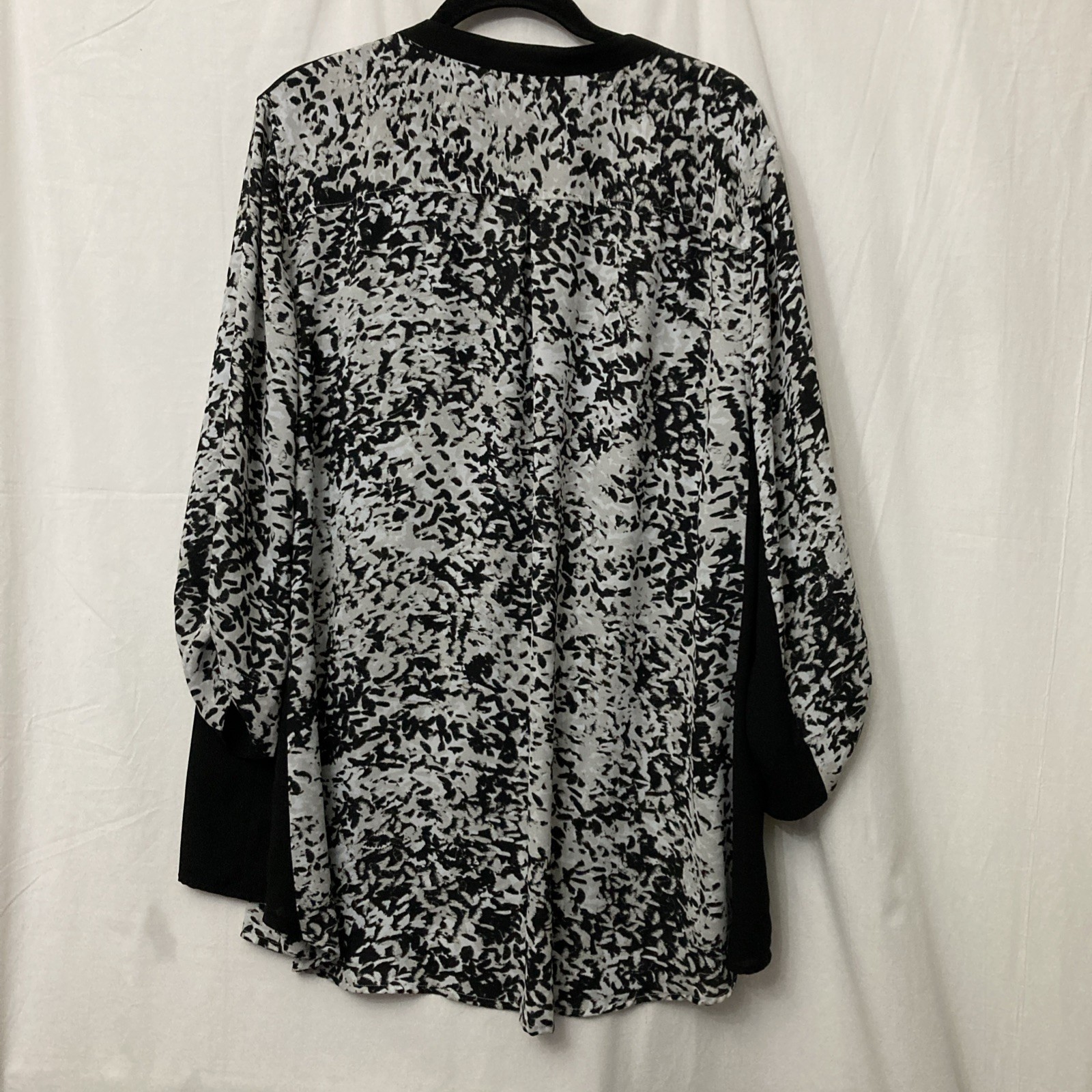 Lane Bryant Black Multi Print Top w/Roll-Tab Sleeves & Front Pockets – SZ 26/28