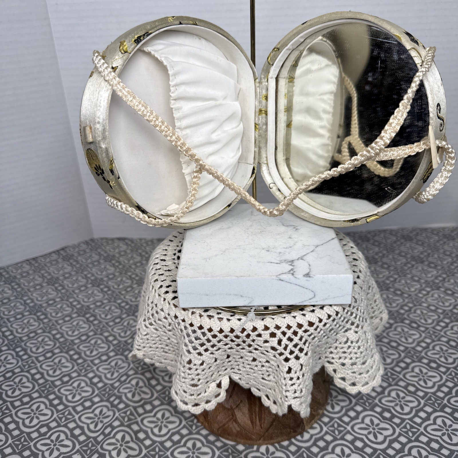 Vintage Embroidered Cream Silk Box Evening Bag, Rare Fashion Gift. See Pictures.