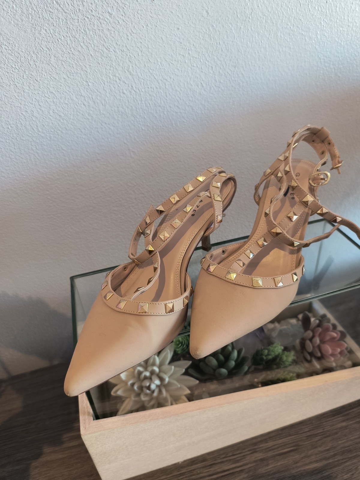 Glaze beige w/gold stud kitten heels Free Ship Size 8.5