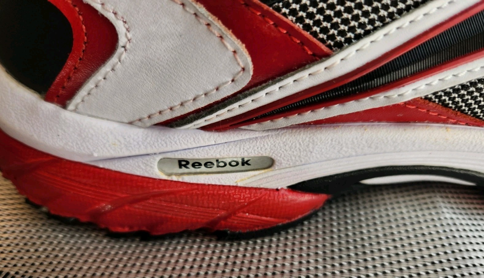 Reebok Men’s Size 10.5 ~ Reebok Sneakers Pheehan Run Leather Mesh Red Black