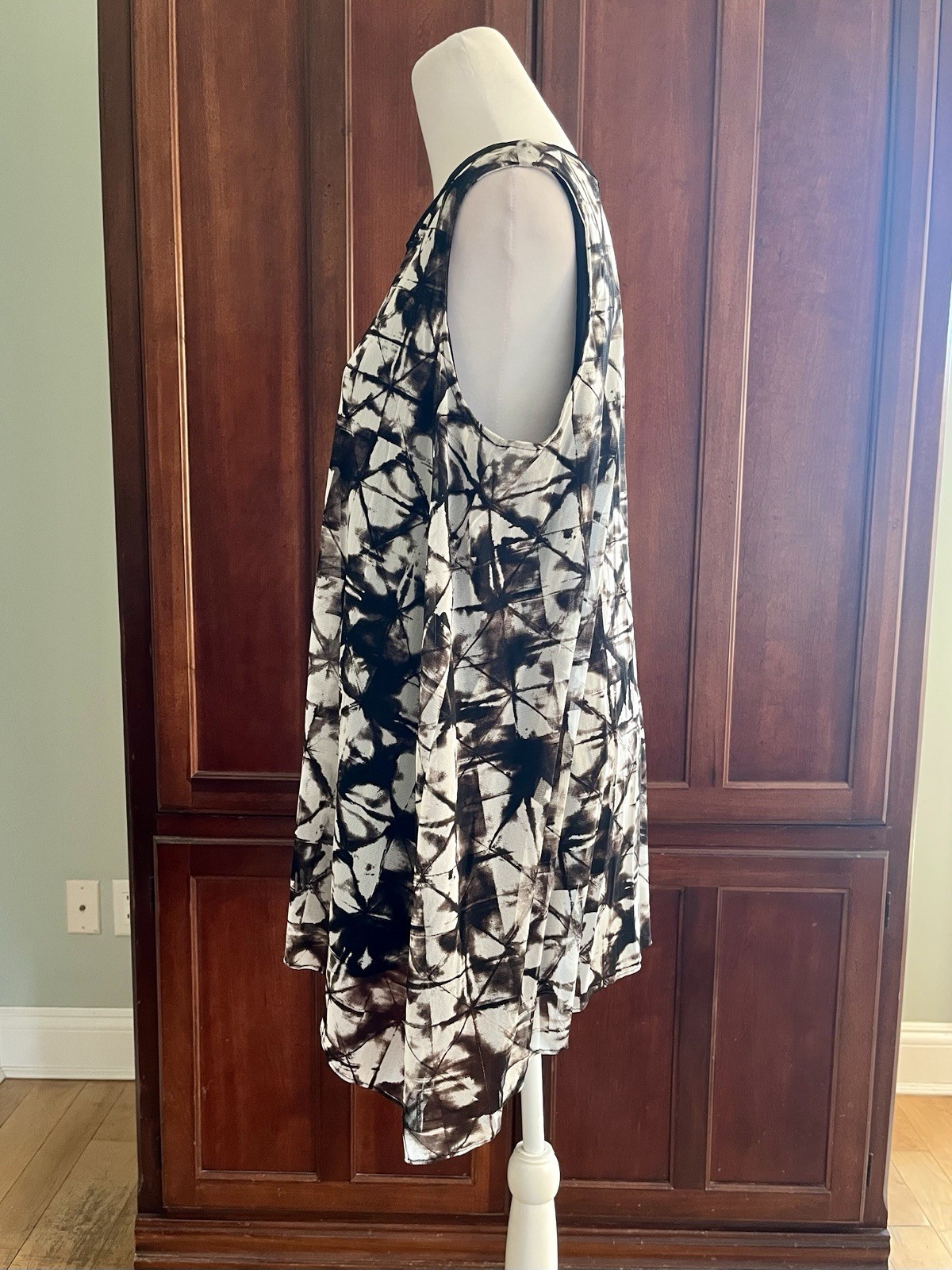 Alfani Sleeveless Black & White Abstract Tunic Top w/Asymmetrical Hem