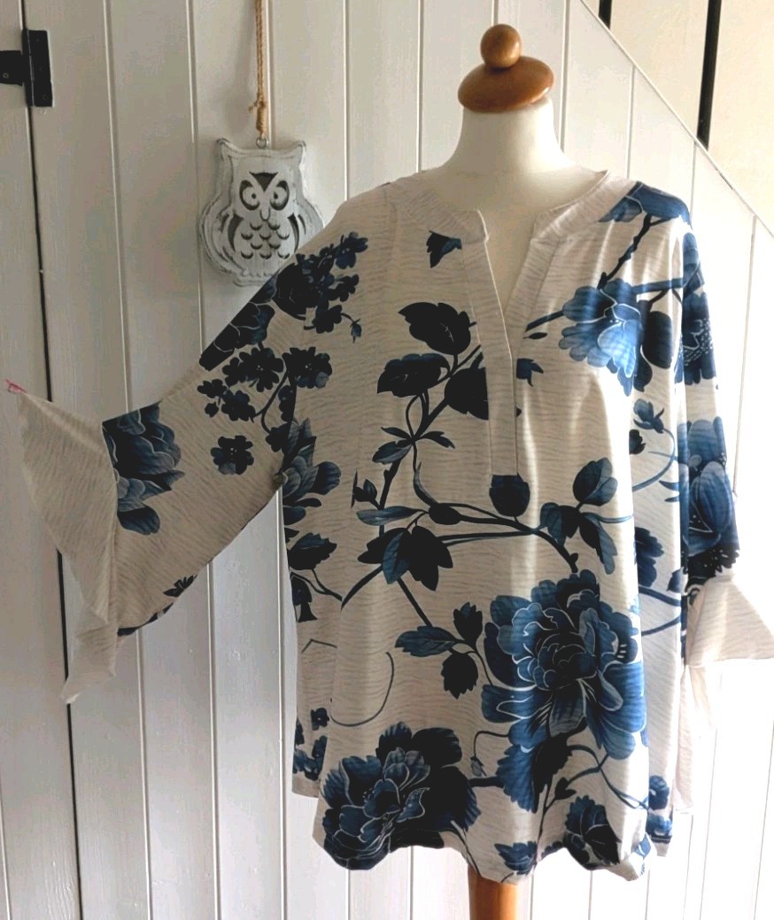 SIZE 22 / 24 BLUE / GREY FLORAL RUFFLE 3/4 SLEEVE TUNIC TOP