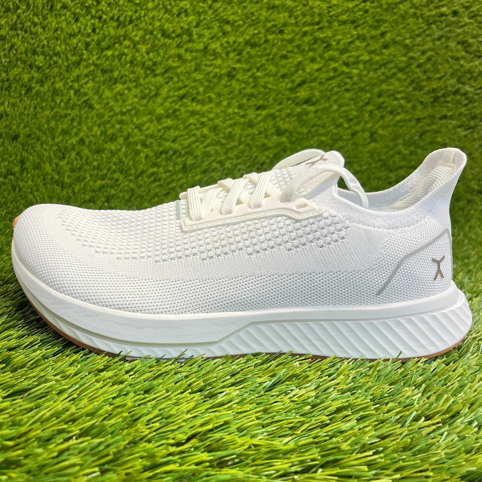 Flux Adapt Runner White Gum Mens Size 8 Womens Size 9.5 Running Athletic Shoes