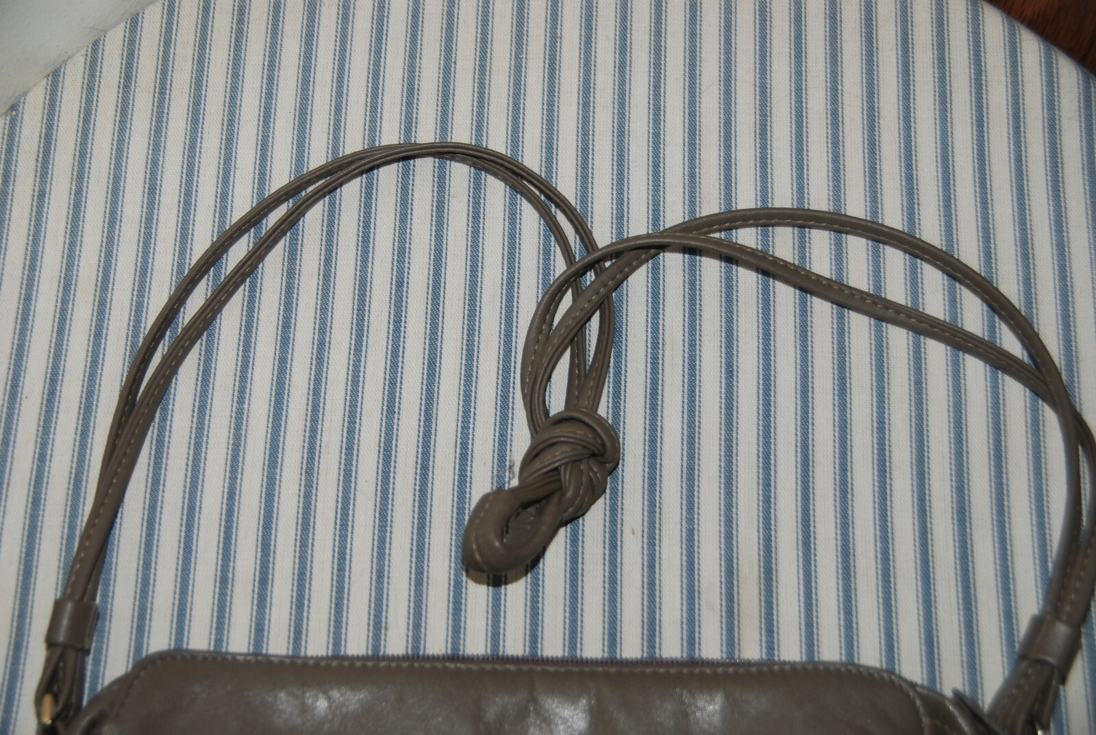 Vintage Gray Leather Purse – 10x7x3 inches