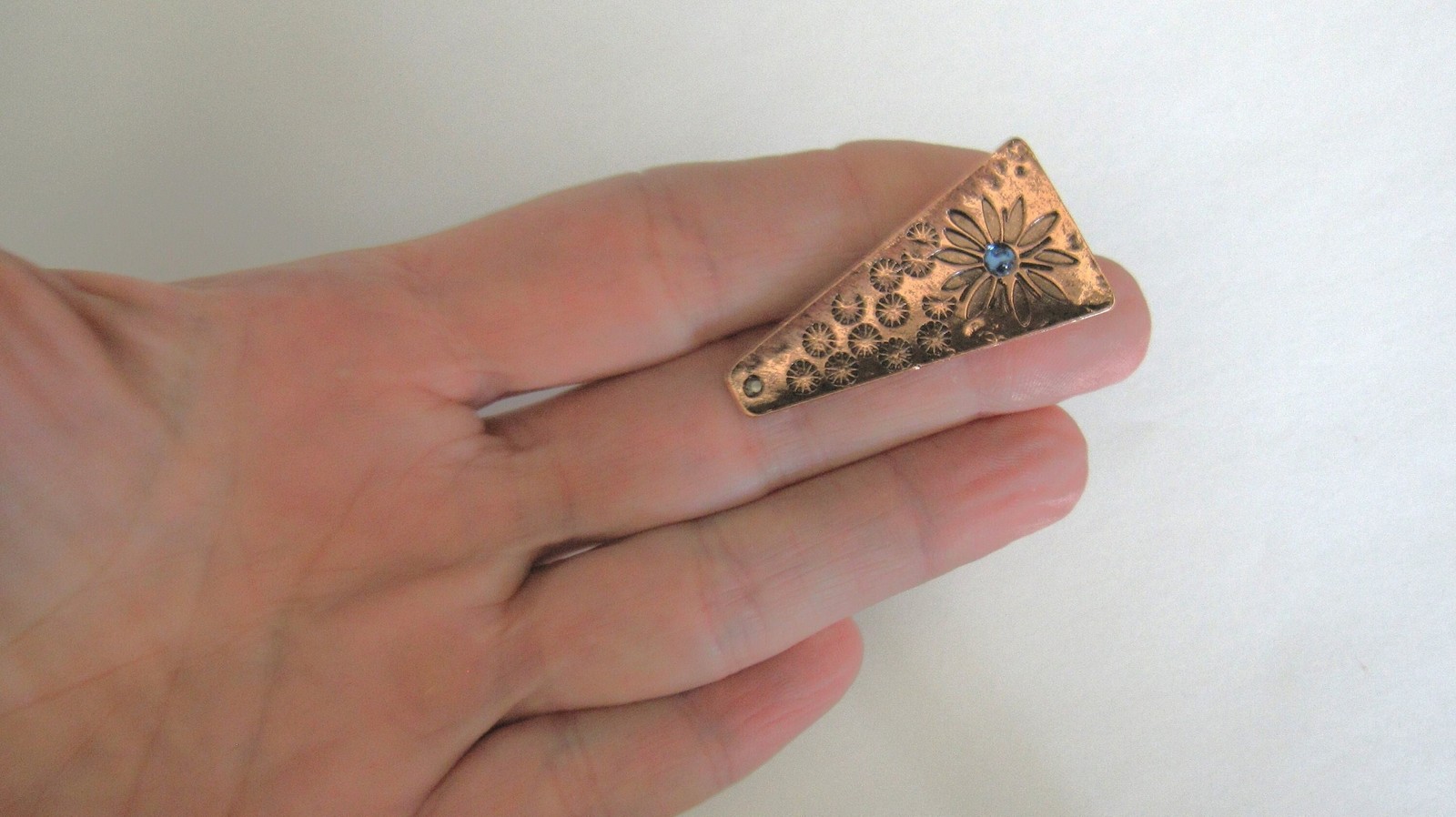 Small copper tone metal blue stone alligator hair claw clip clamp fine hair