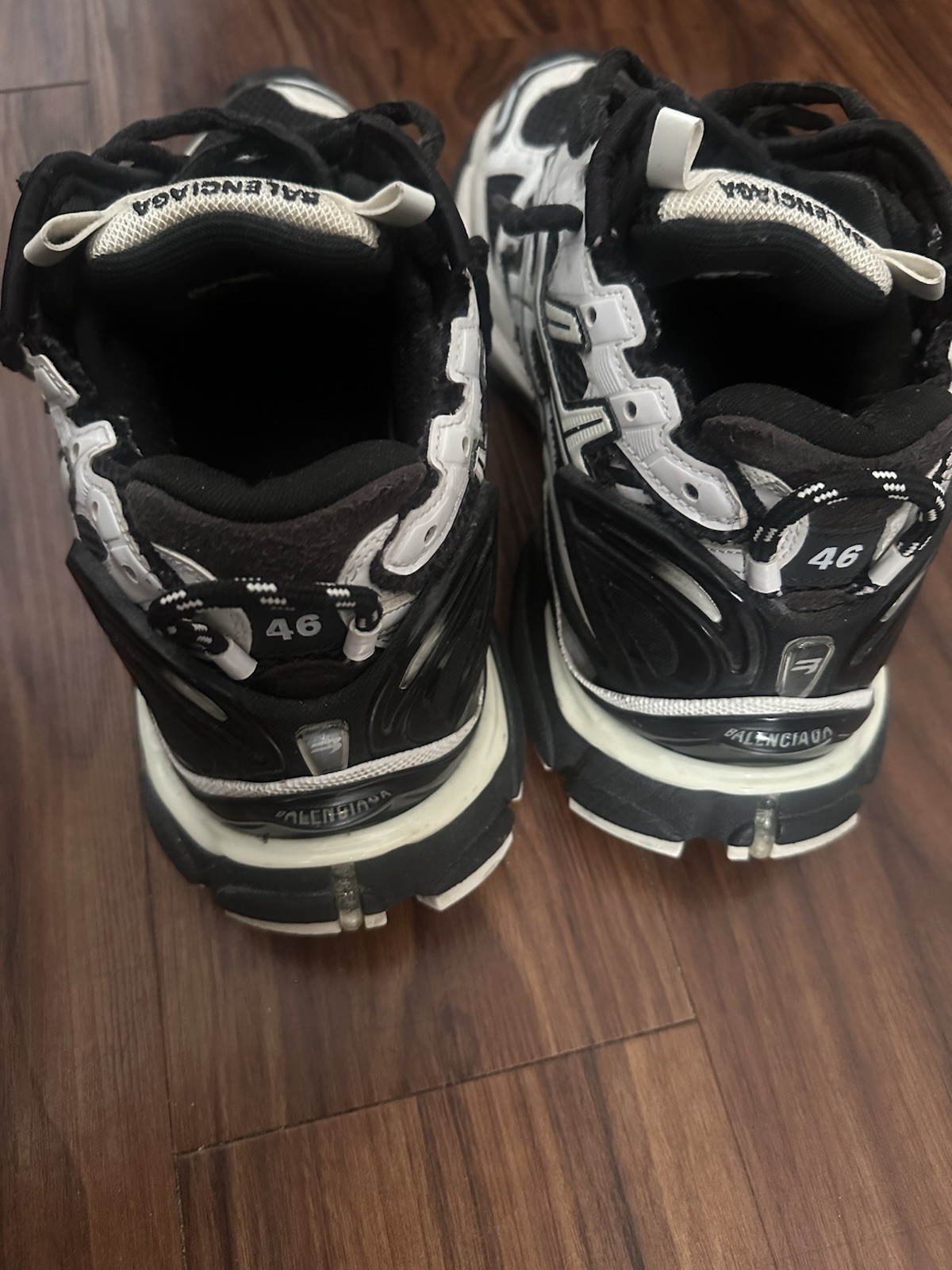 Balenciaga Runner Men’s Black/White Colorblock Low Top Lace-Up Sneakers