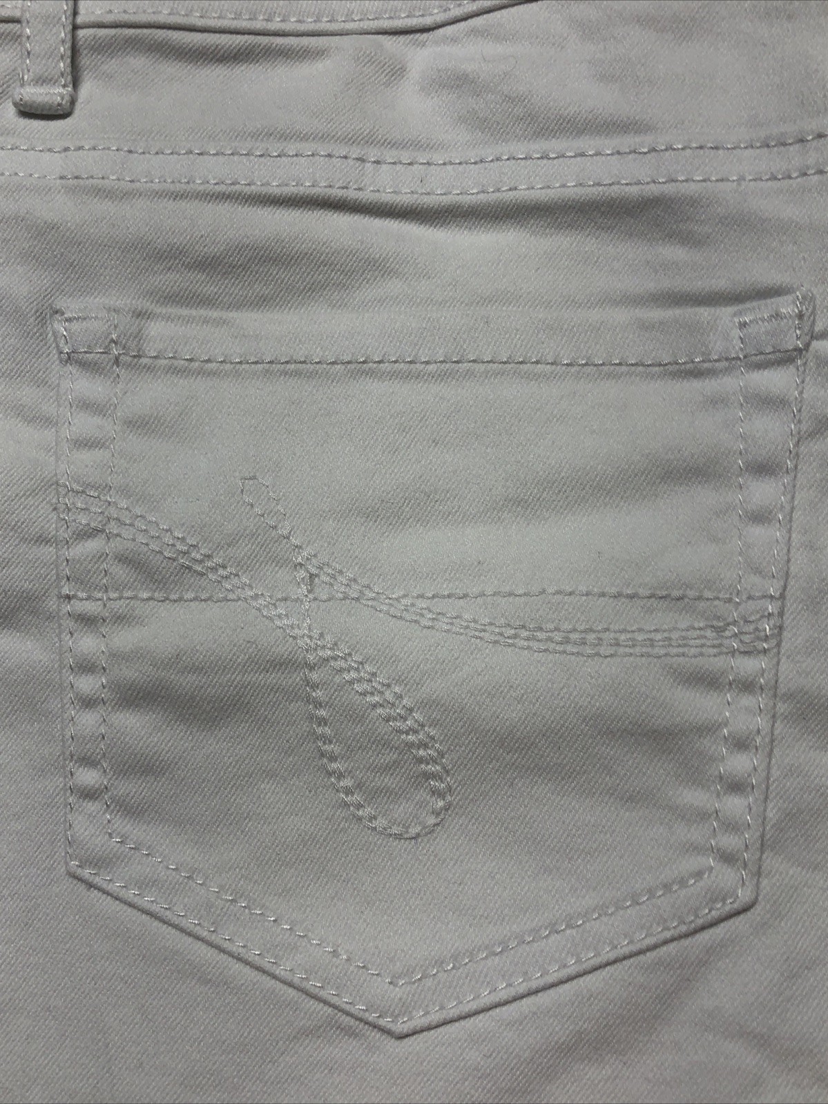 Jordache Women’s Boyfriend Cuffed Shorts White Size 2 NWT