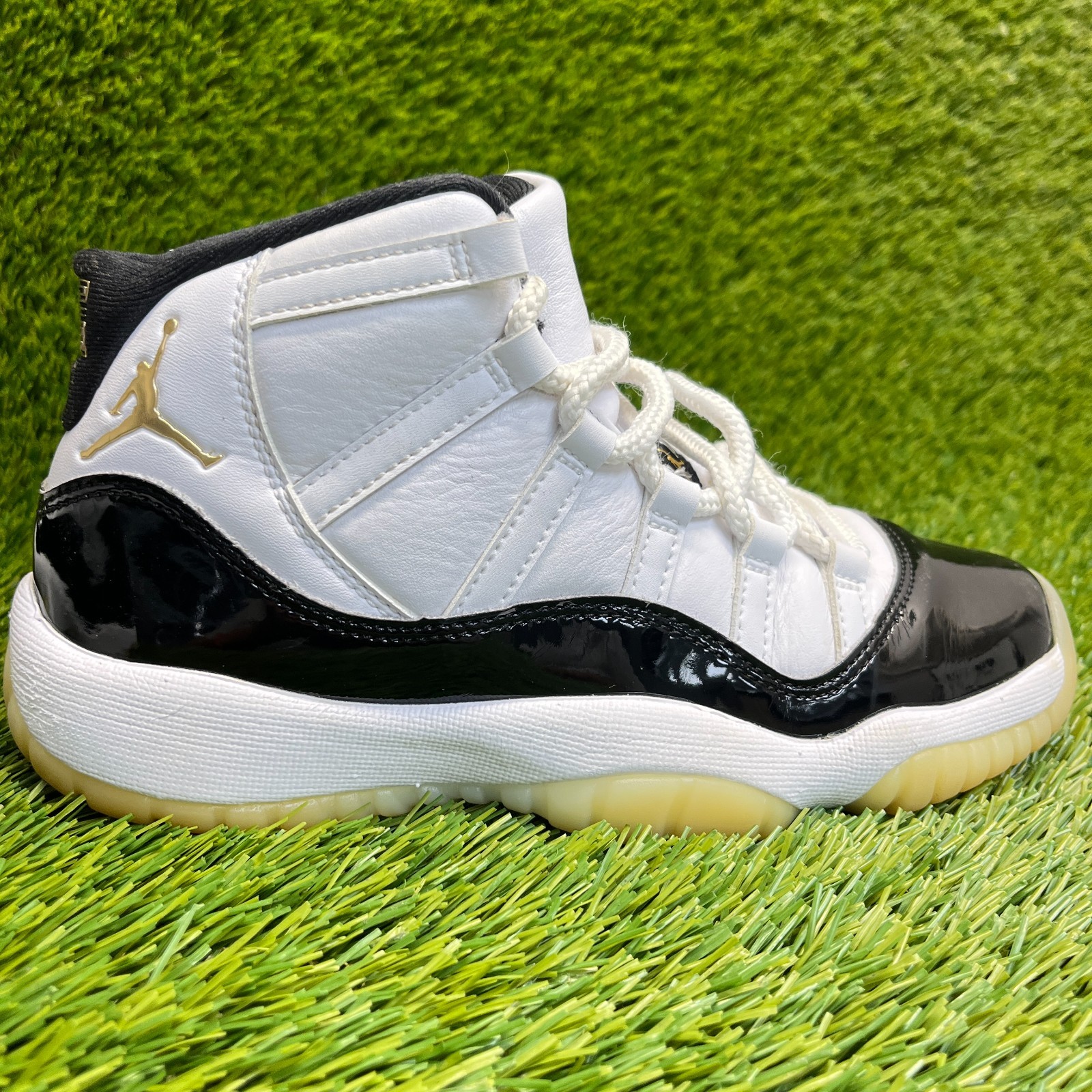 Nike Air Jordan 11 Retro Boys Size 4.5Y Black White Gum Athletic Shoes Sneakers