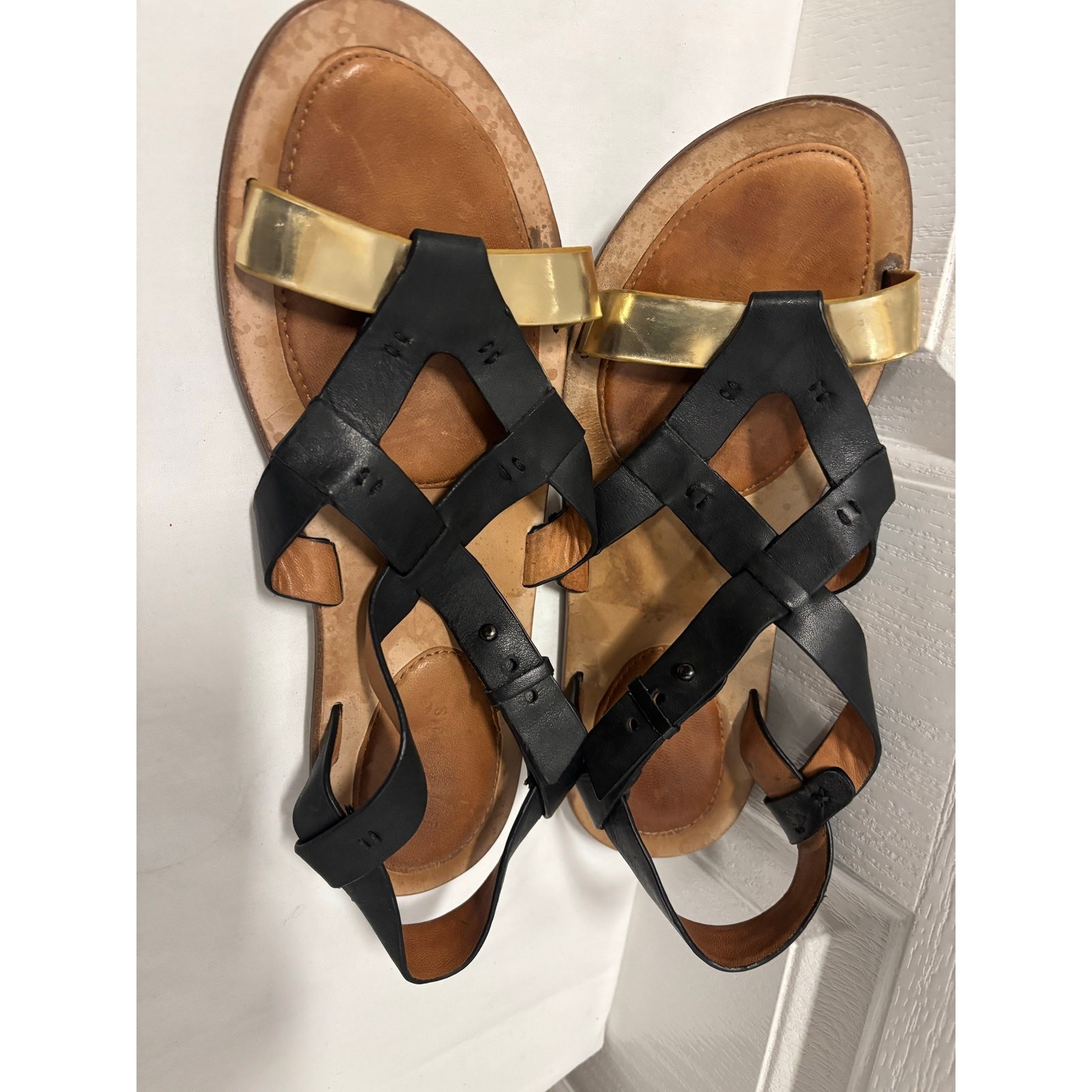 Gentle Souls Black Leather Gladiator Sandals Gold Toe Strap Size 10M