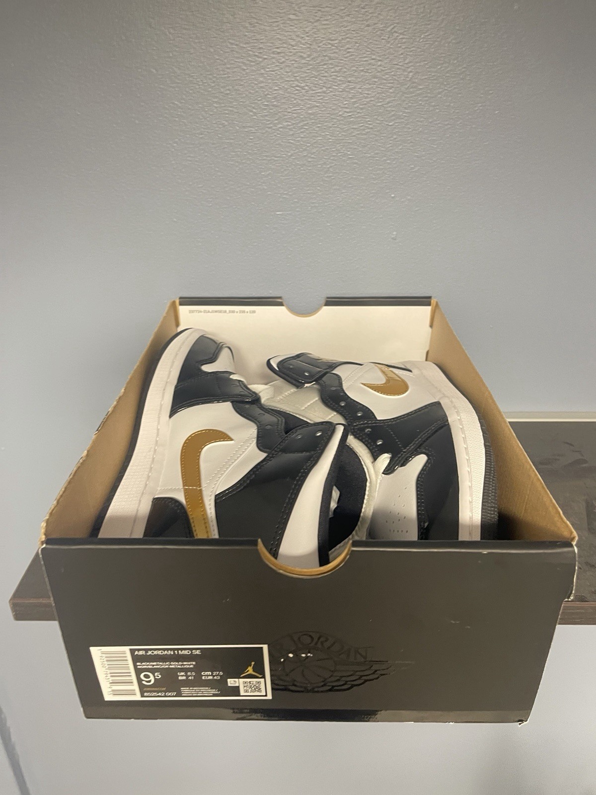 Air Jordan 1 Mid Se Size 9.5 Black And Gold New