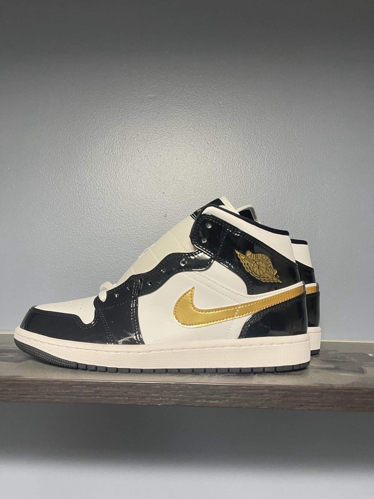 Air Jordan 1 Mid Se Size 9.5 Black And Gold New