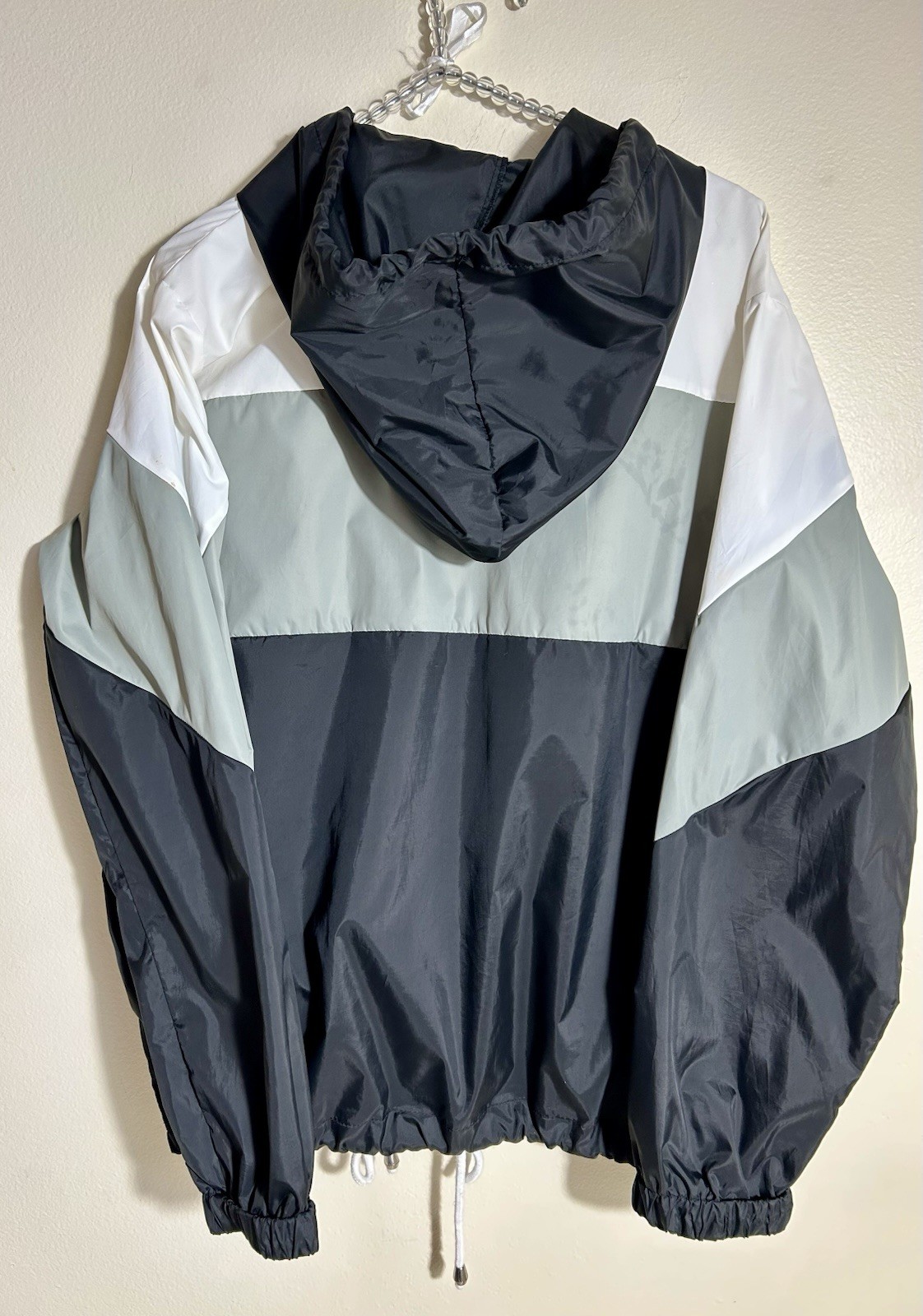 Windbreaker Jacket LG Black & White Lightweight With 2 Front Pockets & Zip Front