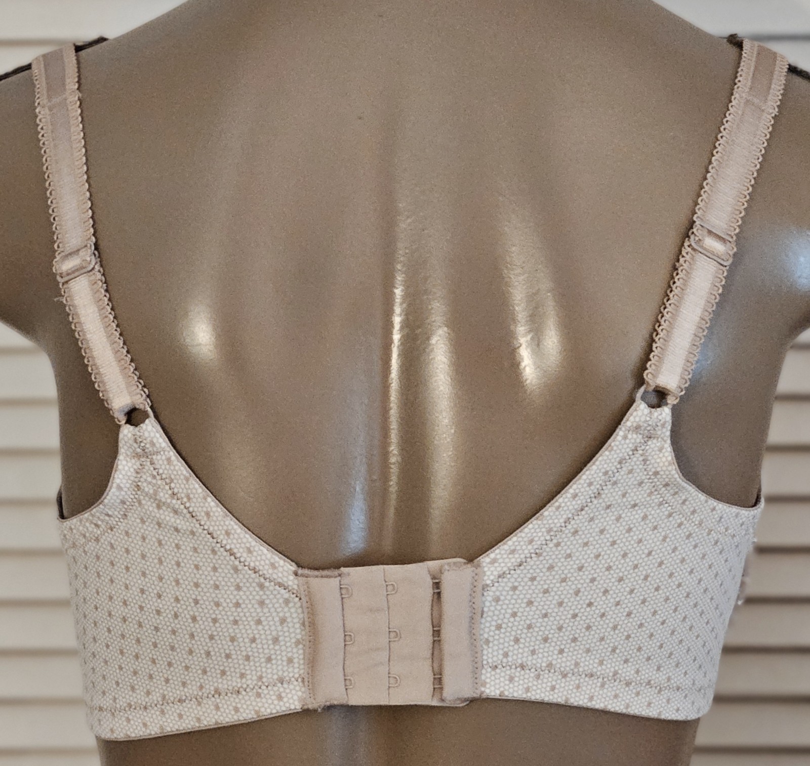 Olga Luxury Lift Full-Coverage Bra 35063 36DD Bra Beige w Lace Accents Soft Cup