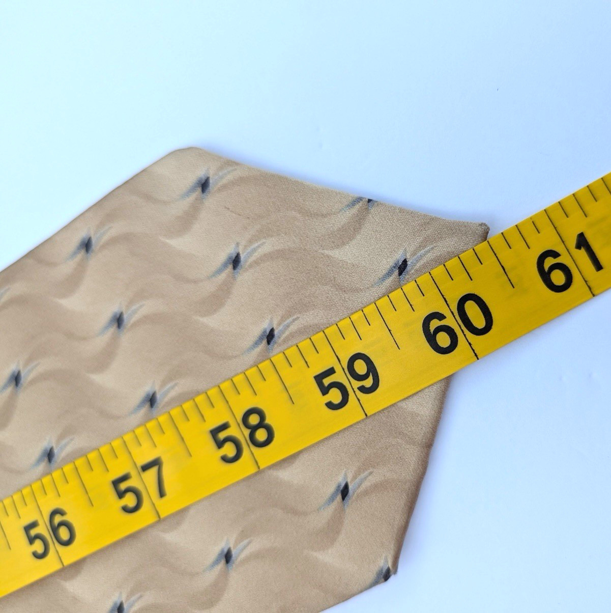 Vtg NEO Bill Blass Silk Tie Champagne Gold Wave Black 4.25″ Designer 90s Korea