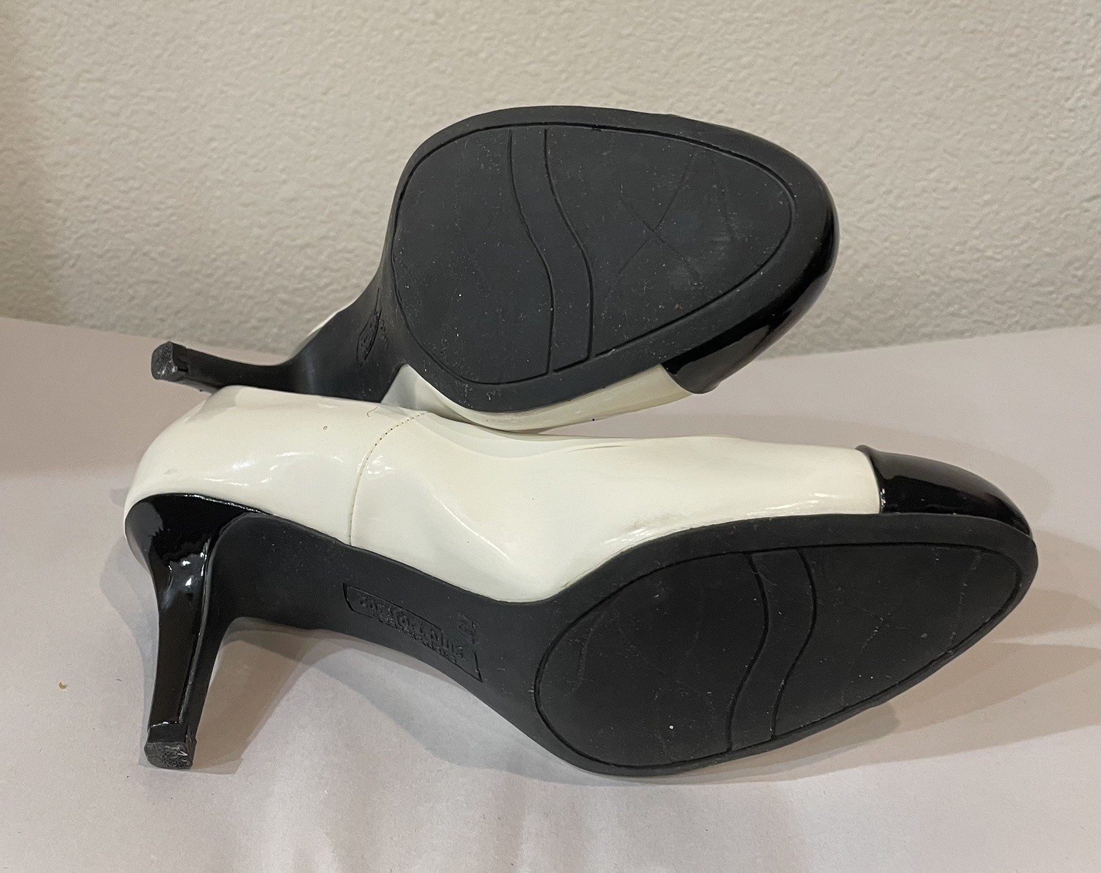 Comfort Plus Predictions Black/White Faux Patent Leather 2.5” Heel Size 7.5W