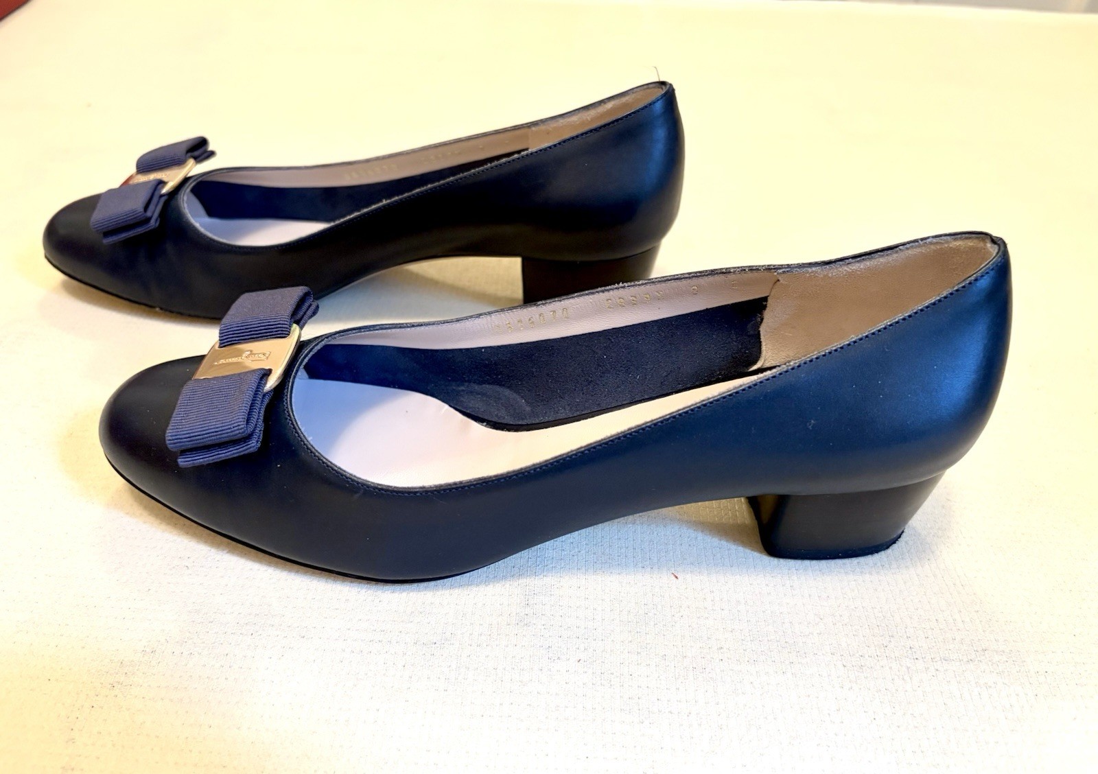 Salvatore Ferragamo Navy Leather Vara Bow Pump Heels Round Toe 8 Original Box