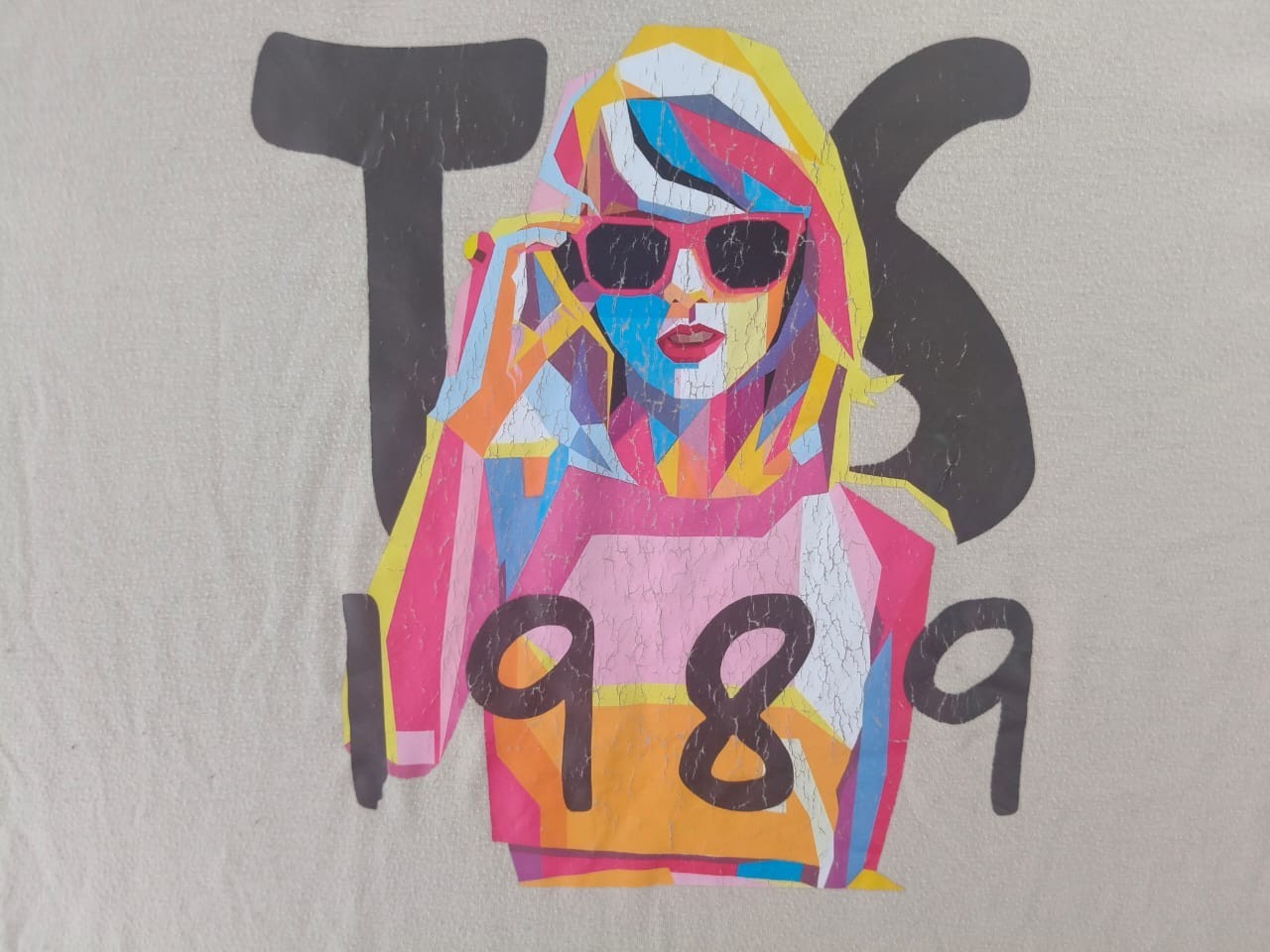 Taylor Swift TS 1989 Pop Art Graphic Fan Tee Cream Beige Swiftie Gift Size L